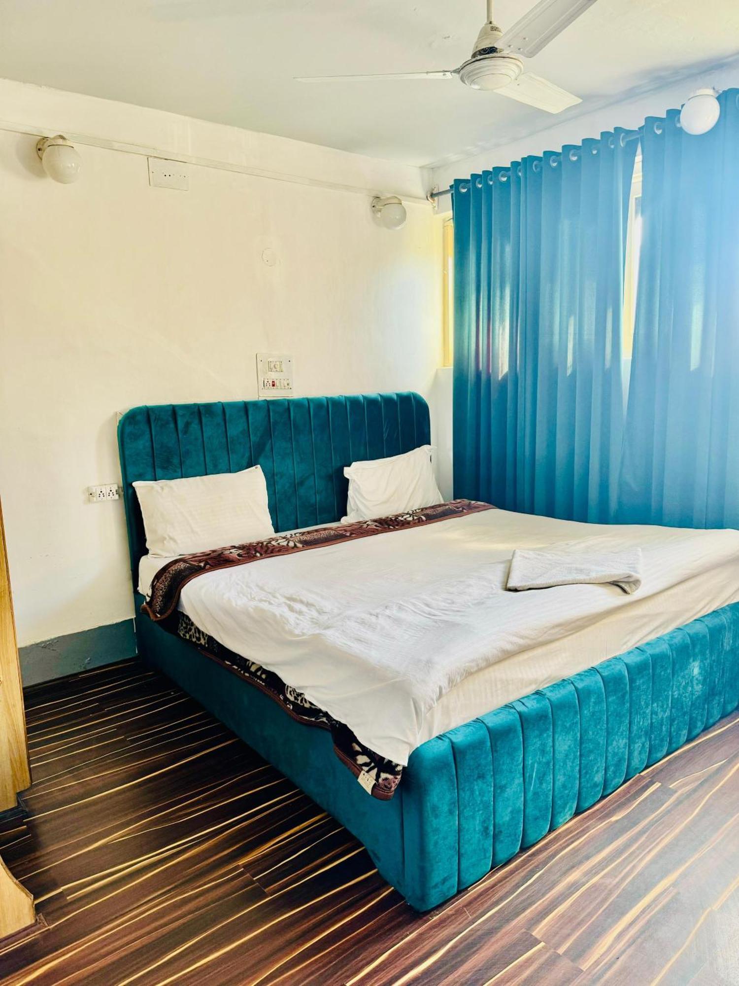 Hotel Olive Ventures, Royal Inn, Ritz Srinagar (Jammu and Kashmir)