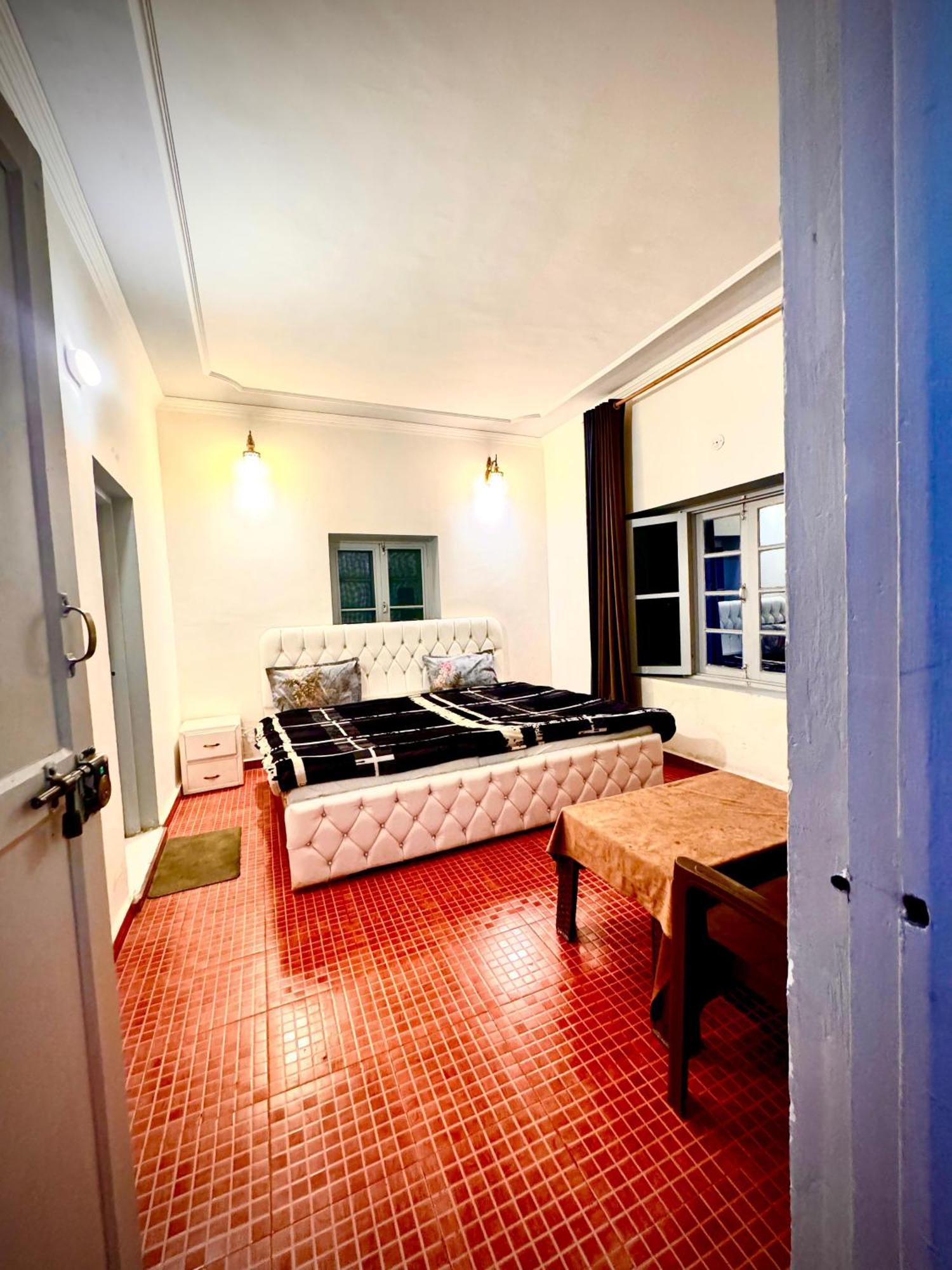 Hotel Olive Ventures, Royal Inn, Ritz
