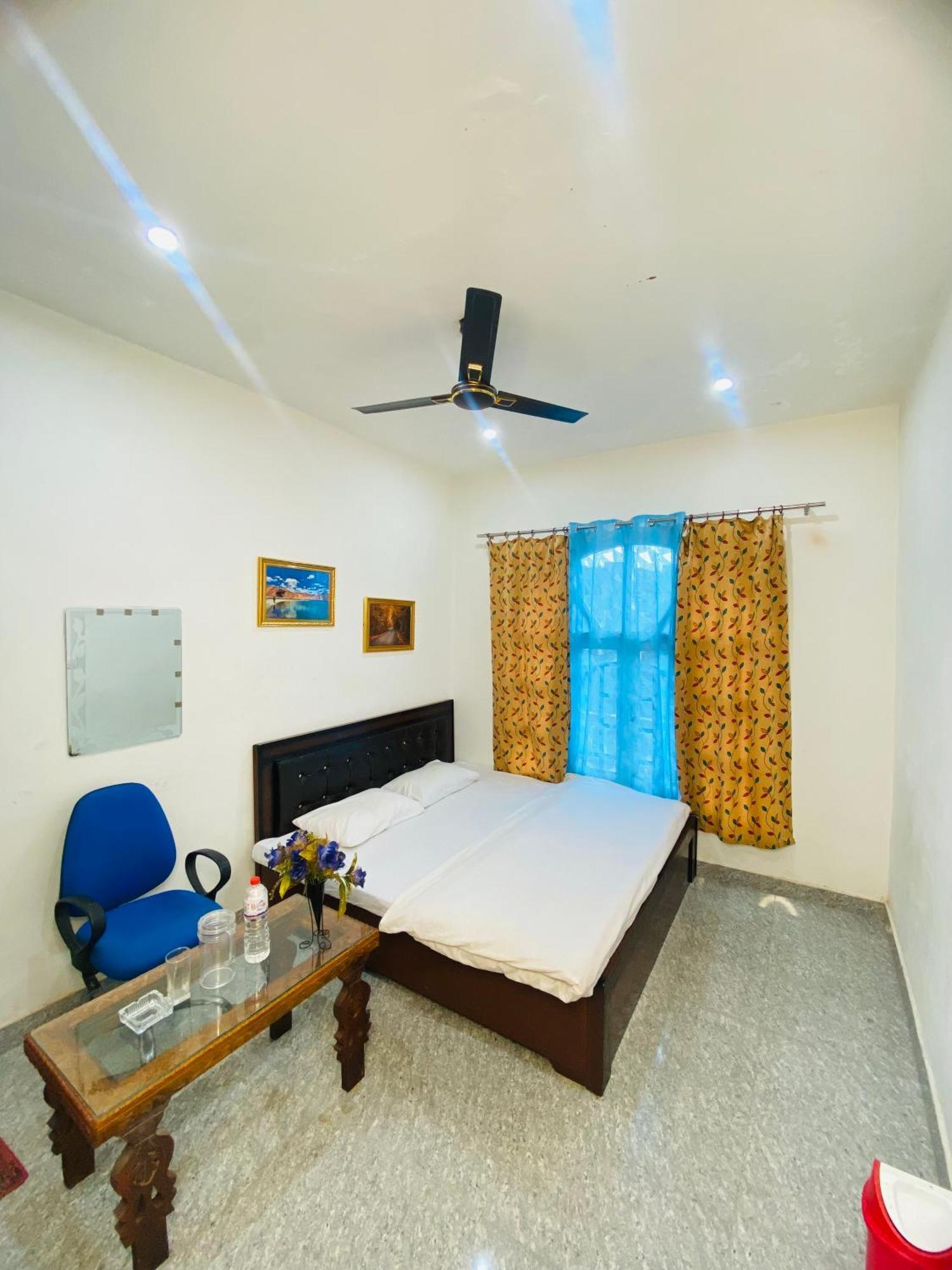 Hotel Pall Residency Srinagar (Jammu and Kashmir)