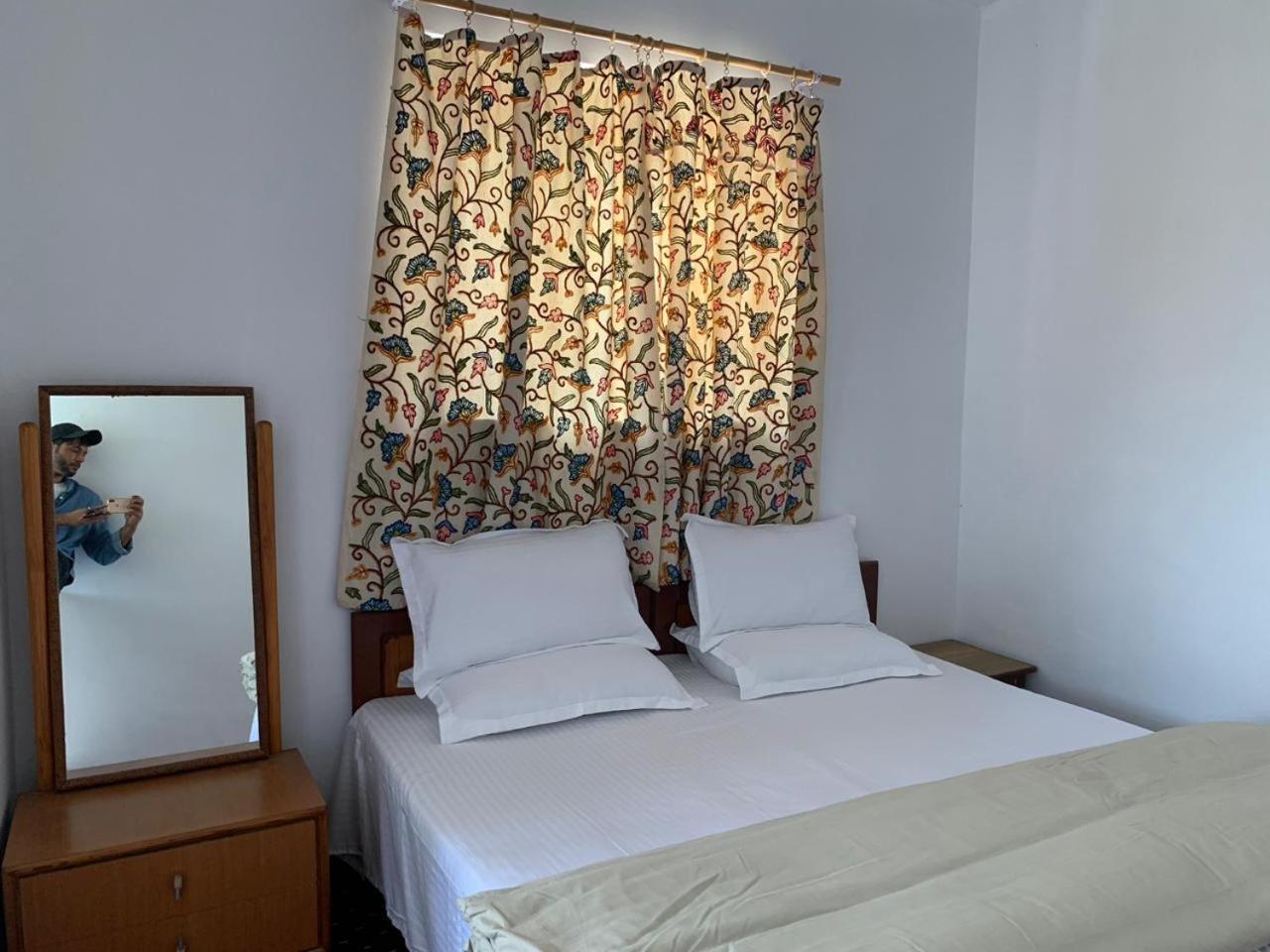 Nigeen Guest house Srinagar (Jammu and Kashmir)