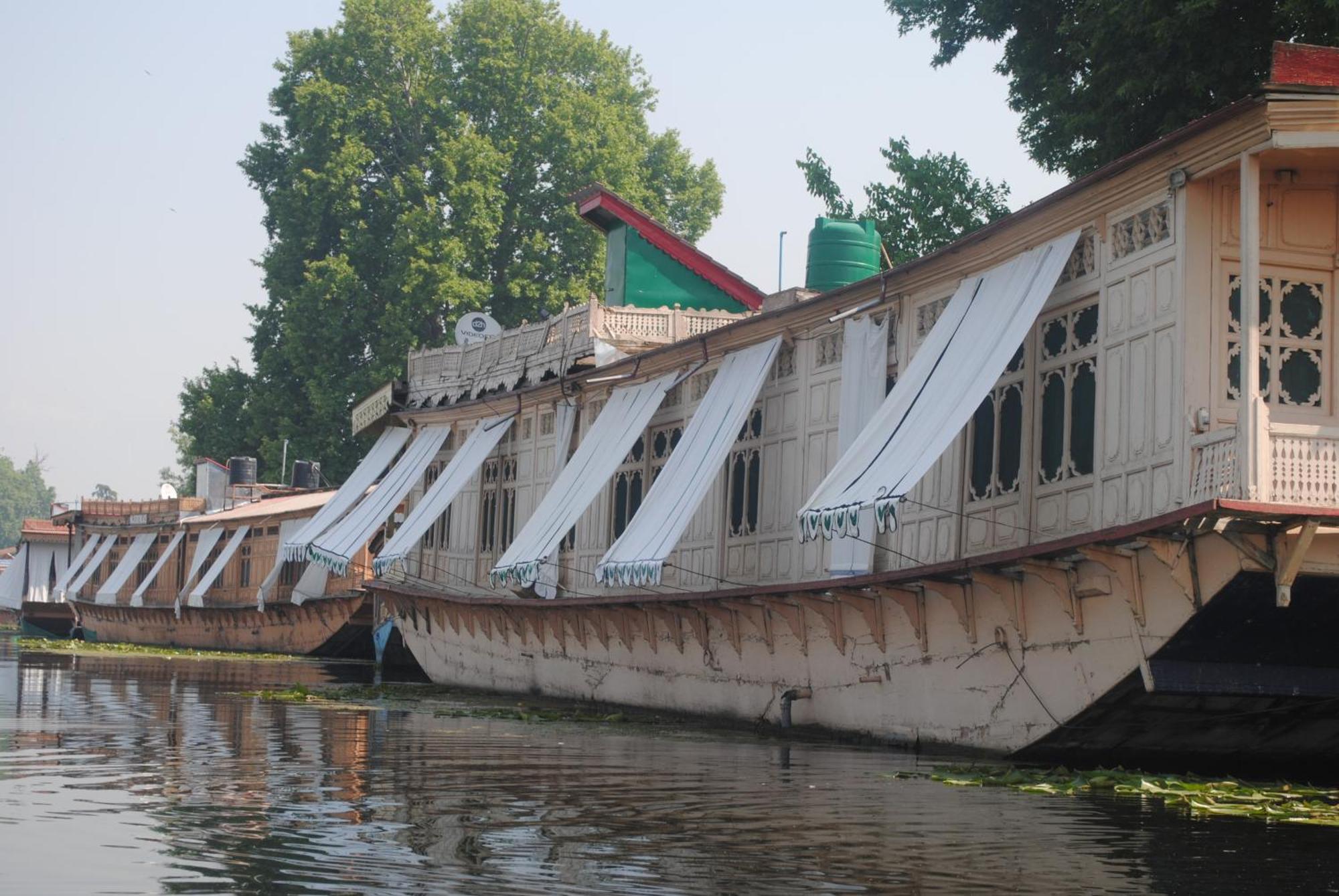Botel Heaven Breeze Group Of Houseboats