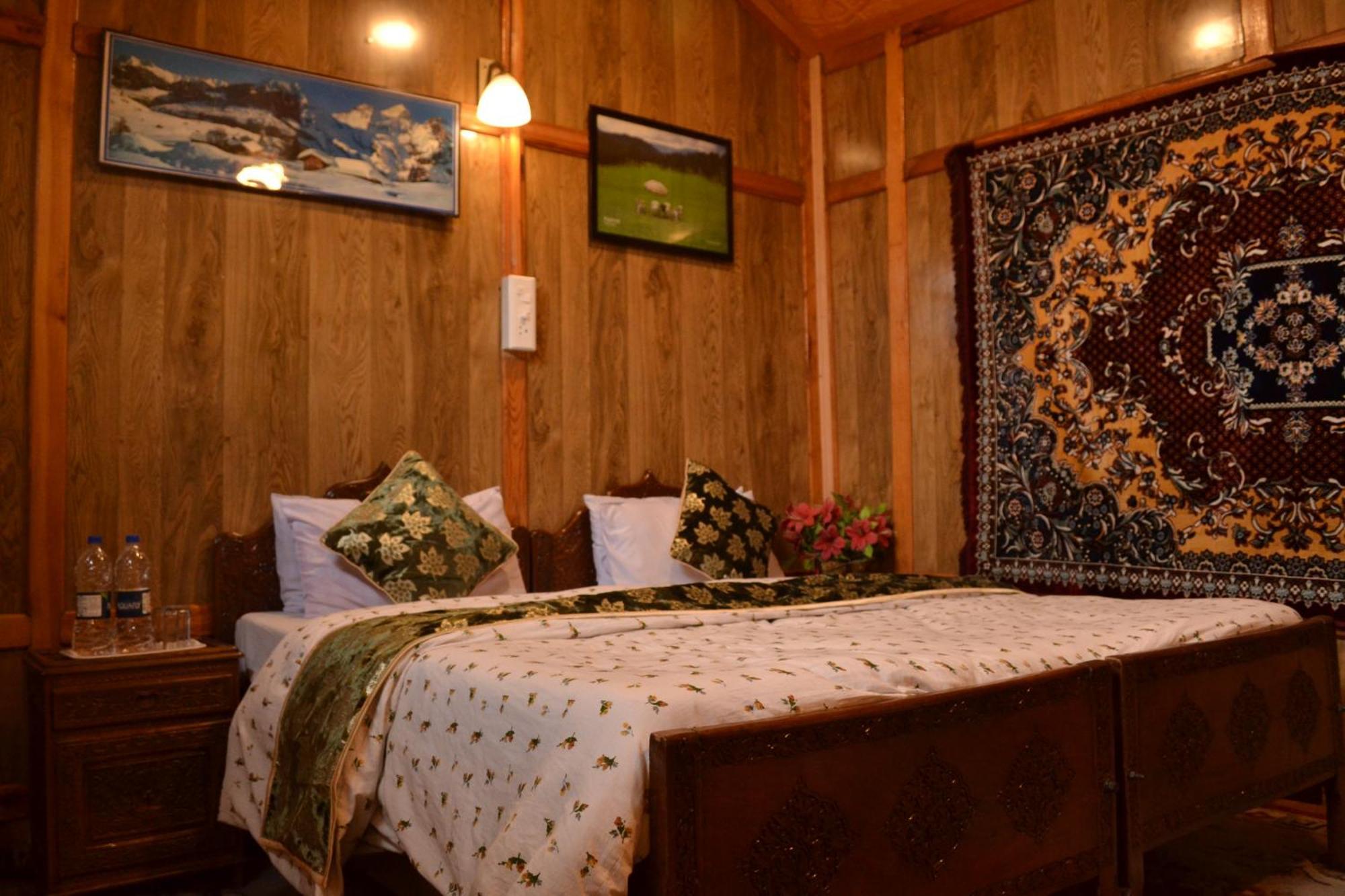 Botel New Lucky Flower Group Of House Boat Srinagar (Jammu and Kashmir)