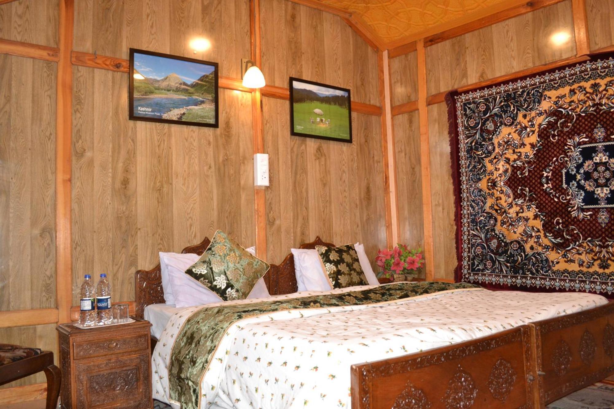 Botel New Lucky Flower Group Of House Boat Srinagar (Jammu and Kashmir)
