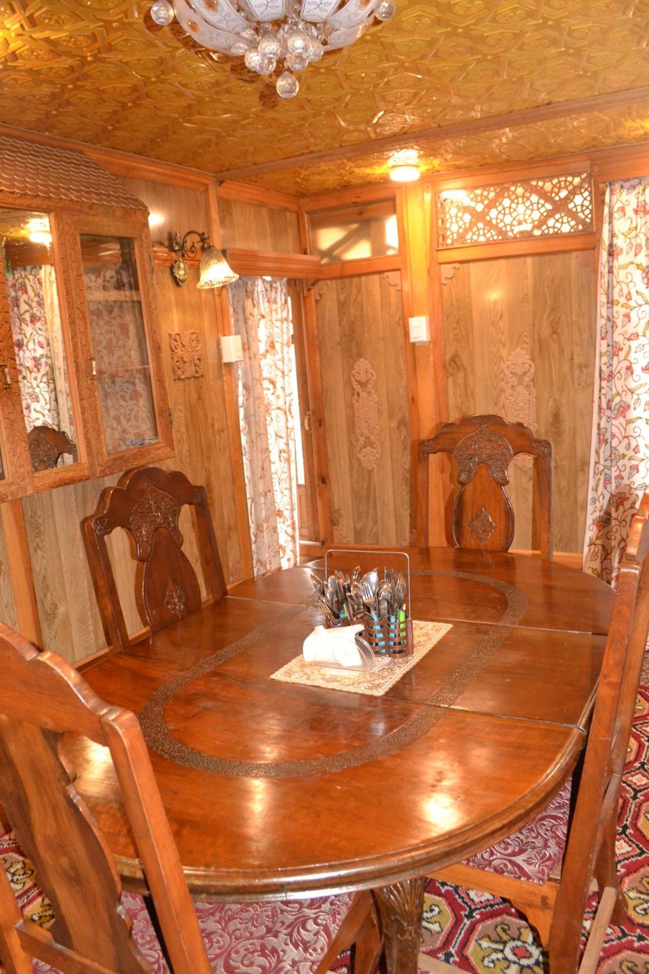 New Lucky Flower Group Of House Boat