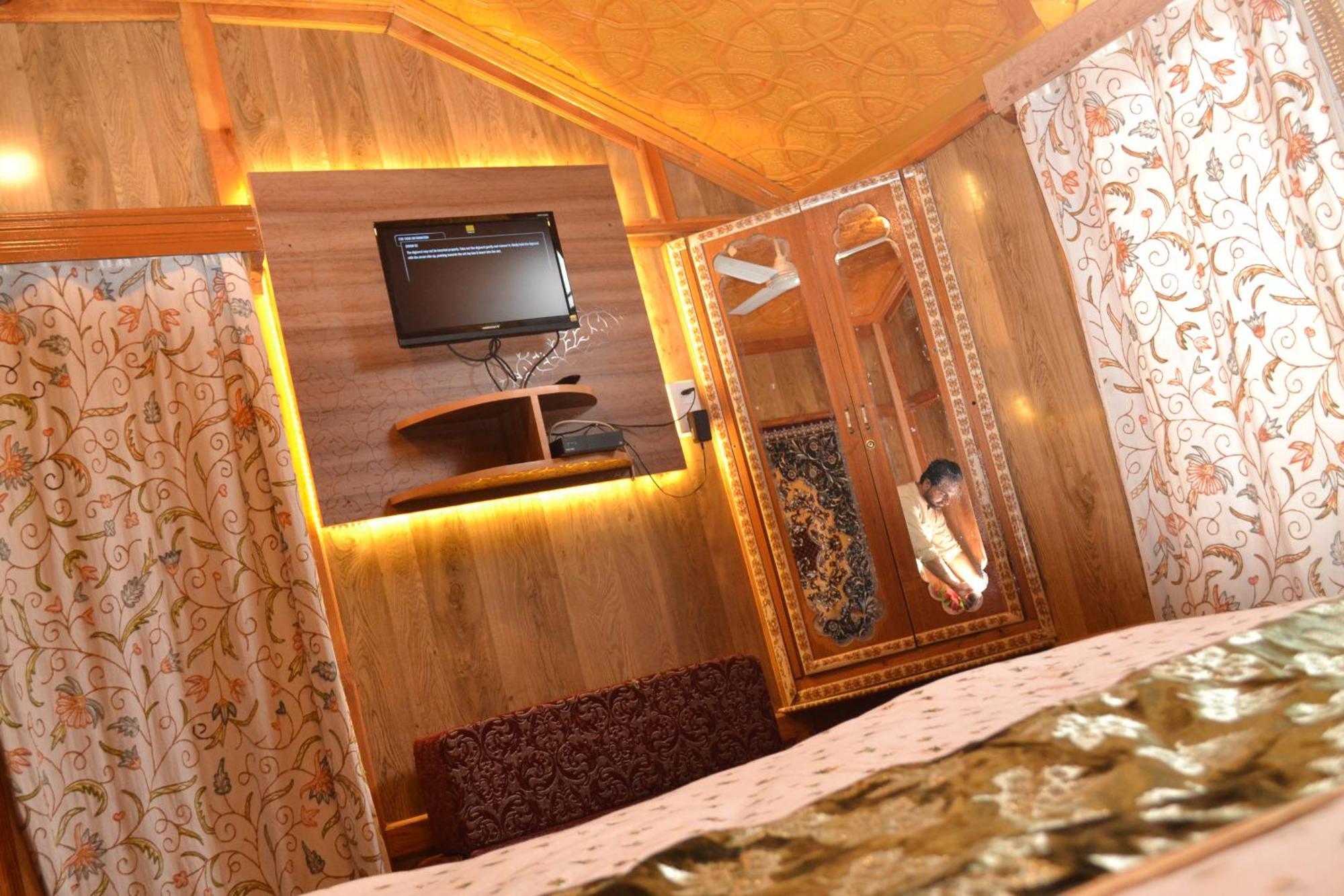 Botel New Lucky Flower Group Of House Boat