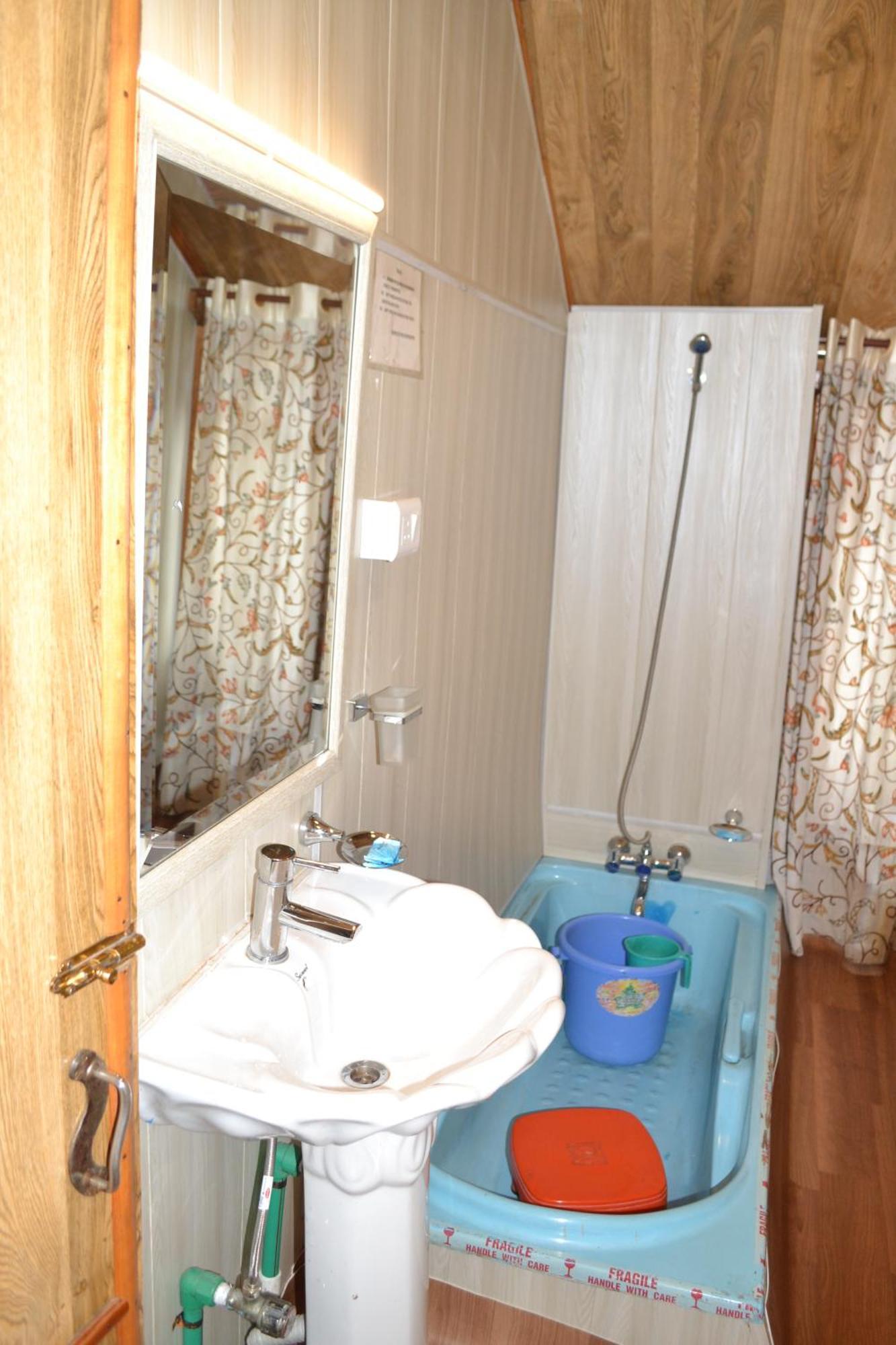 New Lucky Flower Group Of House Boat