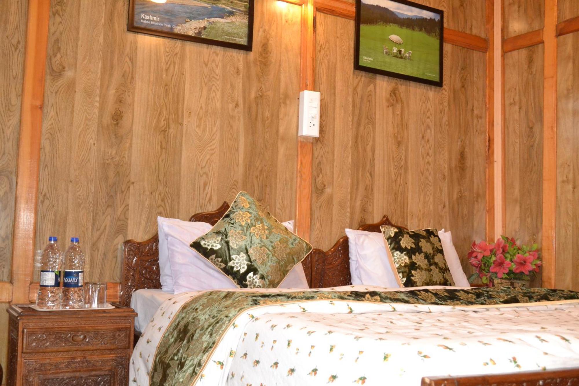 Botel New Lucky Flower Group Of House Boat