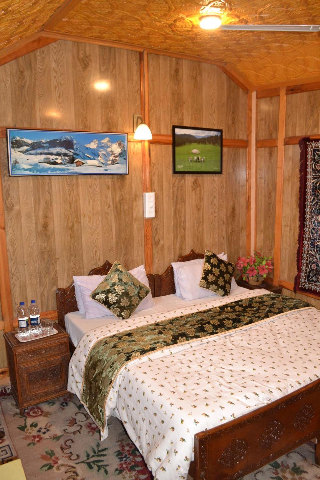 New Lucky Flower Group Of House Boat Srinagar (Jammu and Kashmir)
