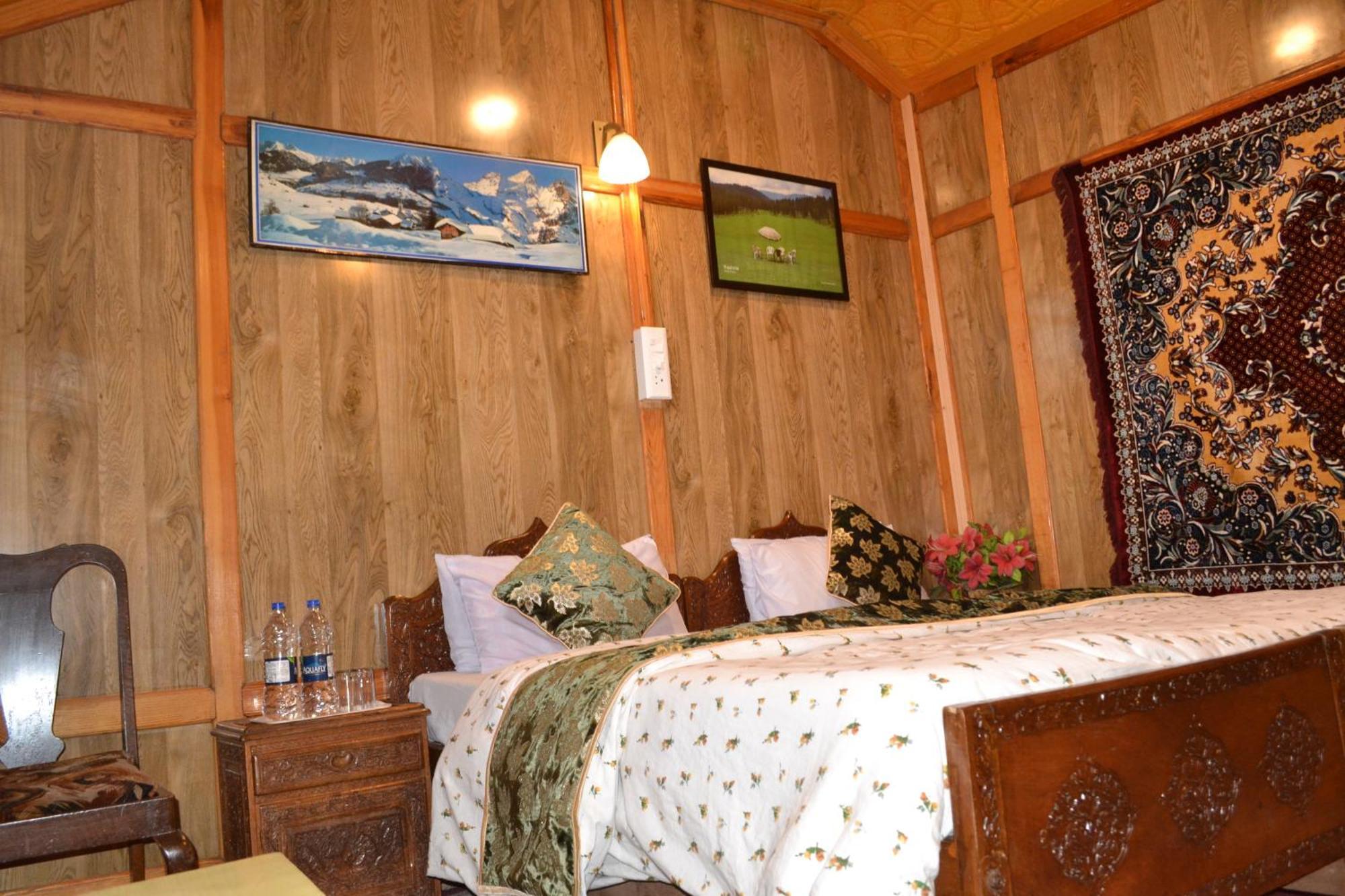 New Lucky Flower Group Of House Boat