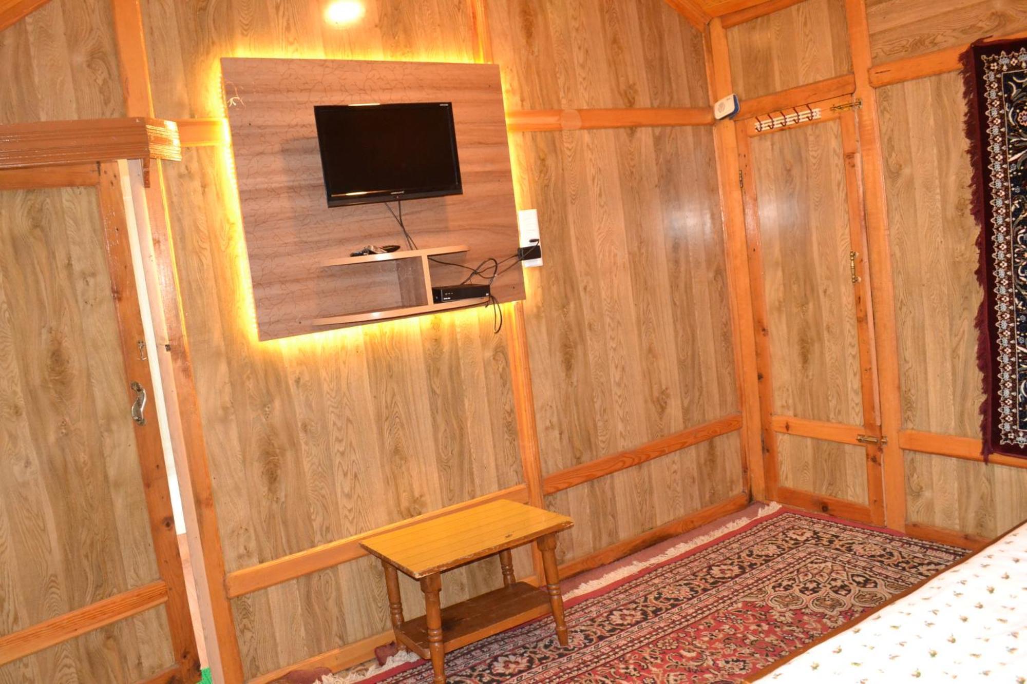 Botel New Lucky Flower Group Of House Boat