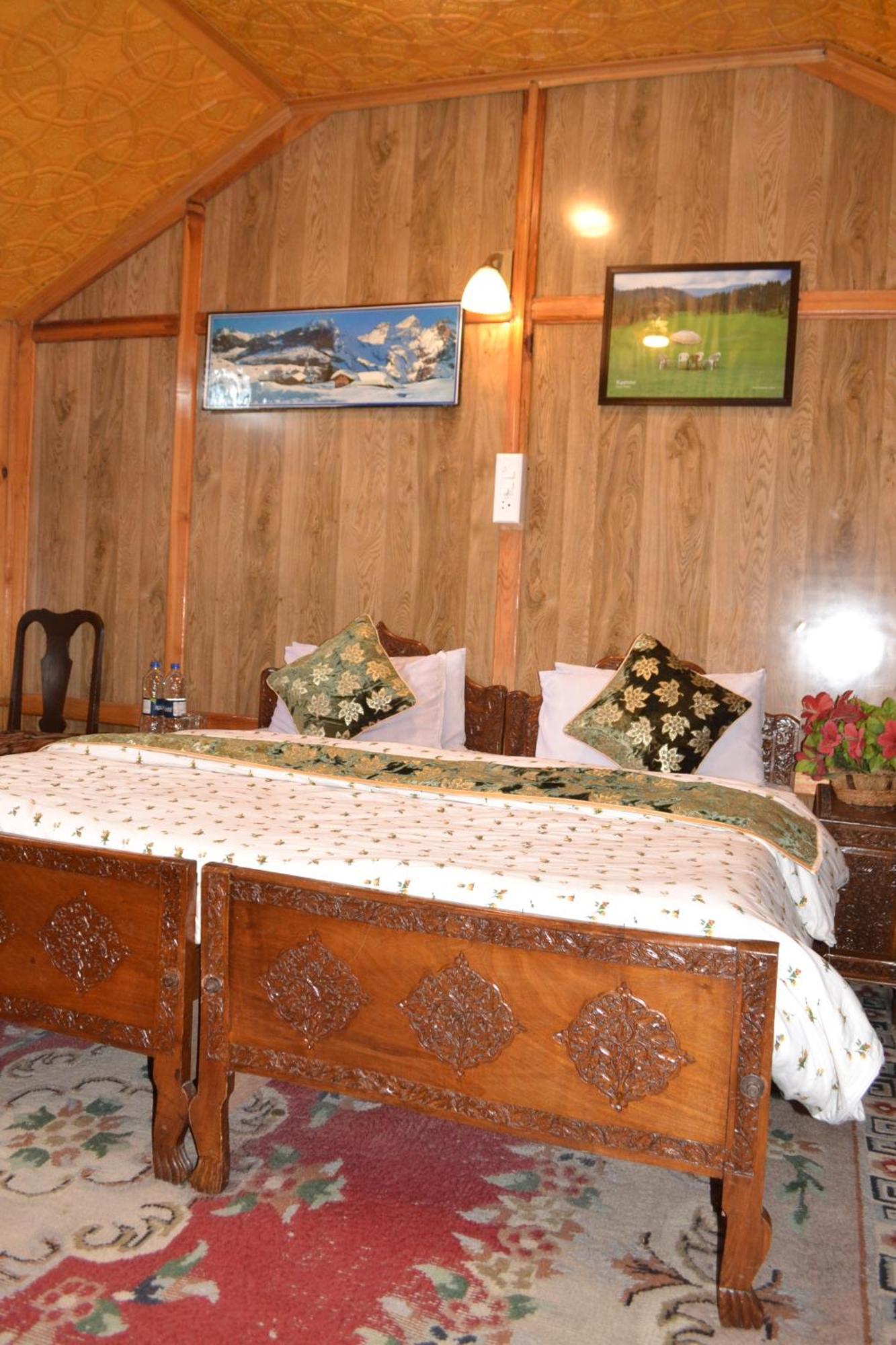 Botel New Lucky Flower Group Of House Boat Srinagar (Jammu and Kashmir)