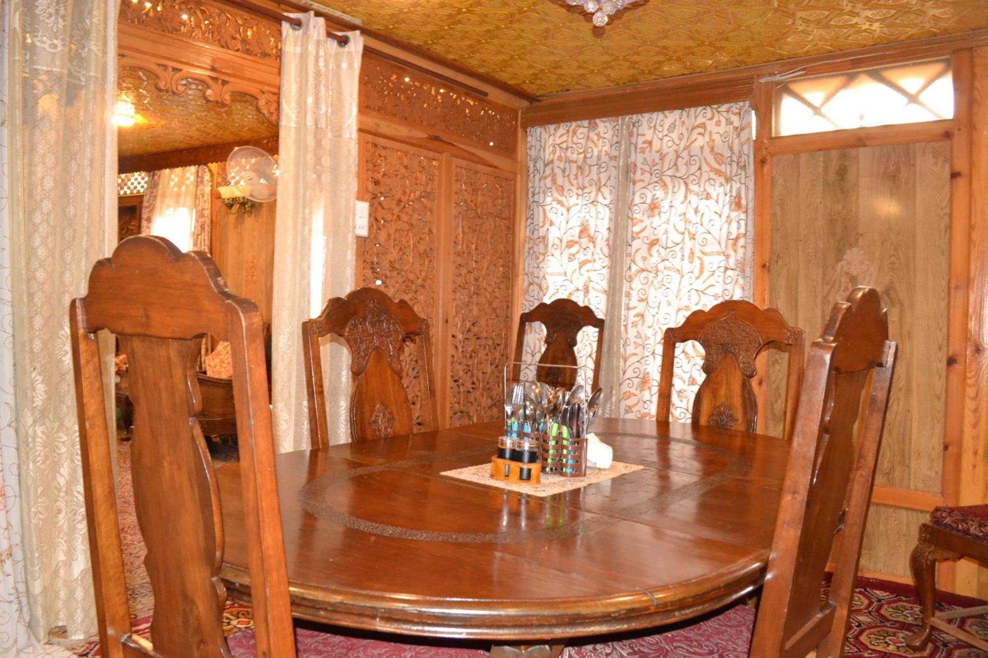 New Lucky Flower Group Of House Boat