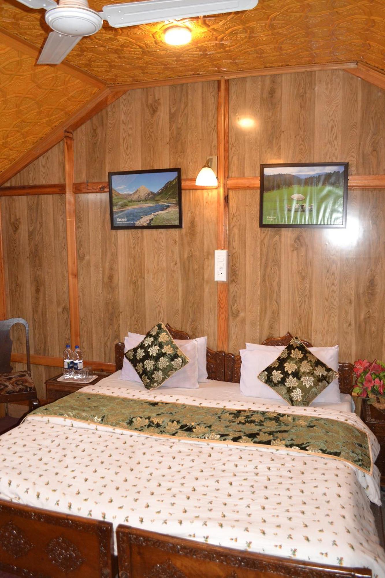 Botel New Lucky Flower Group Of House Boat