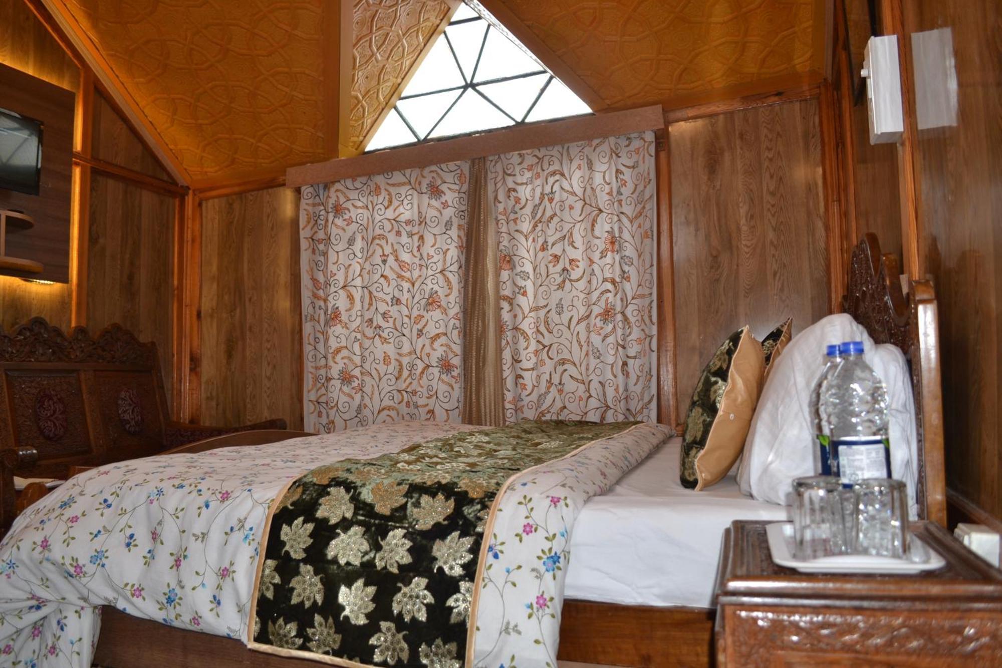 Botel New Lucky Flower Group Of House Boat 3*