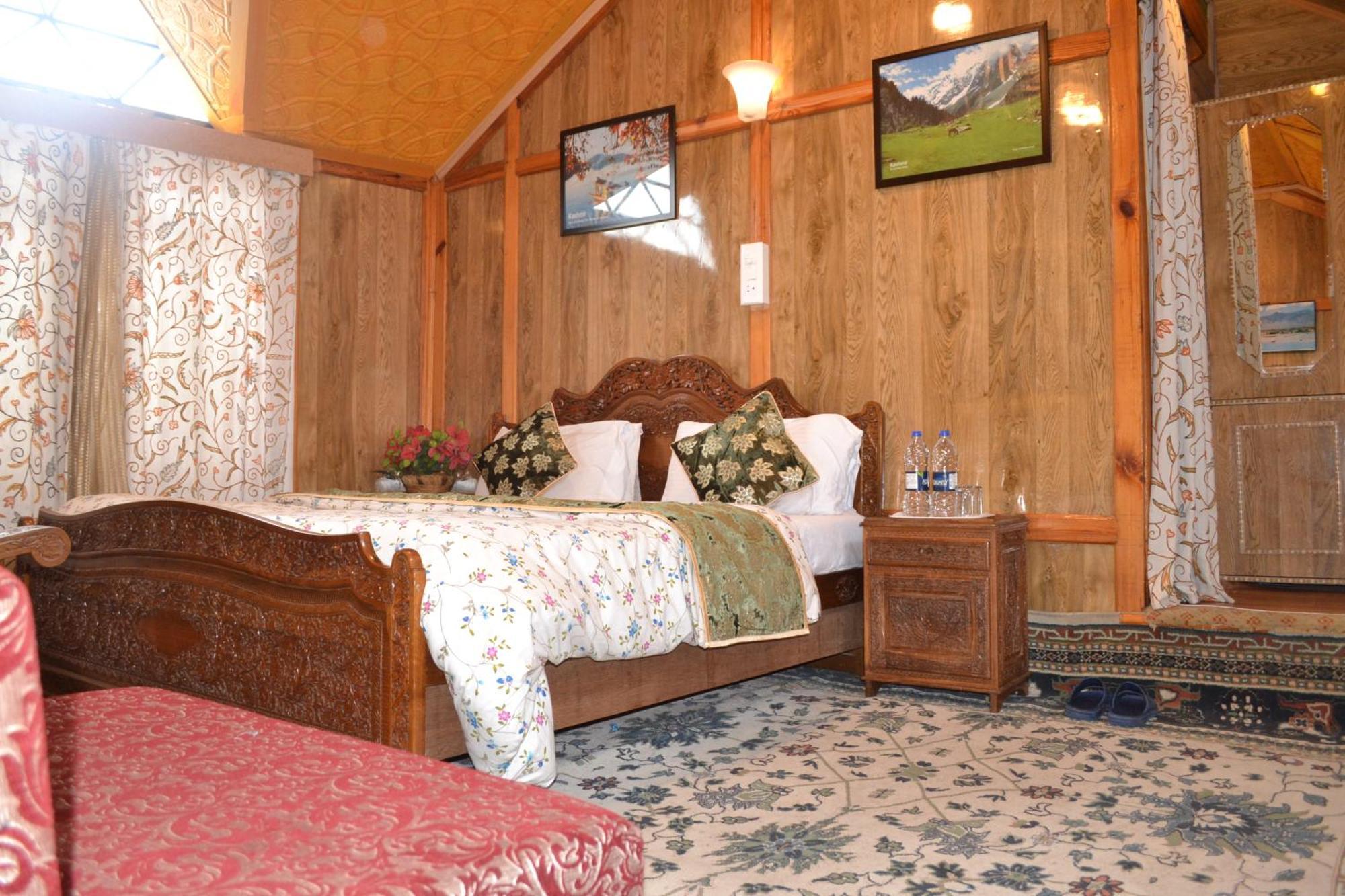 Botel New Lucky Flower Group Of House Boat Srinagar (Jammu and Kashmir)