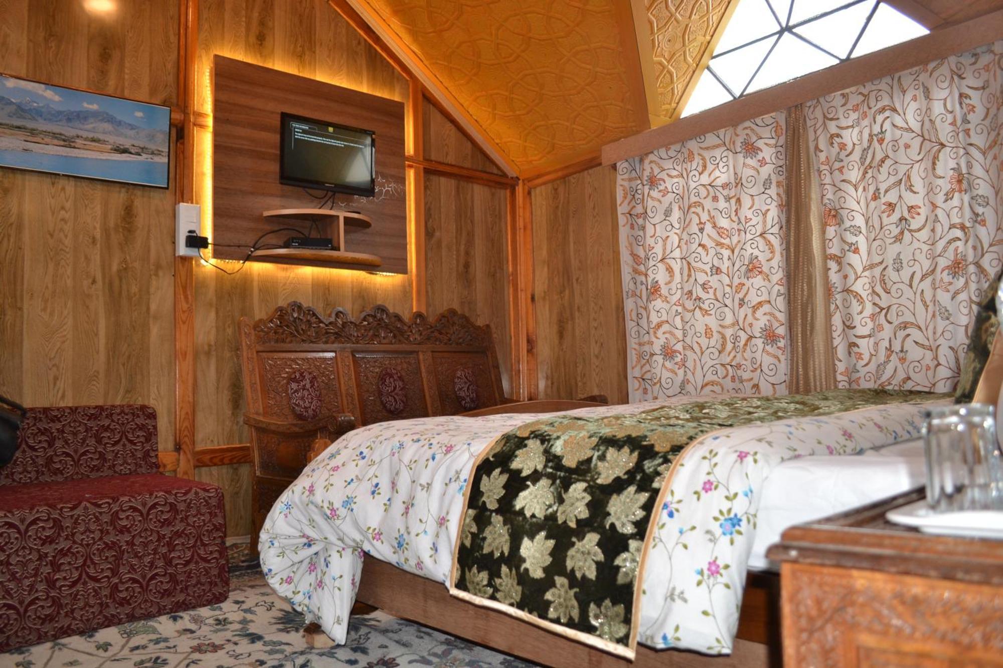 New Lucky Flower Group Of House Boat