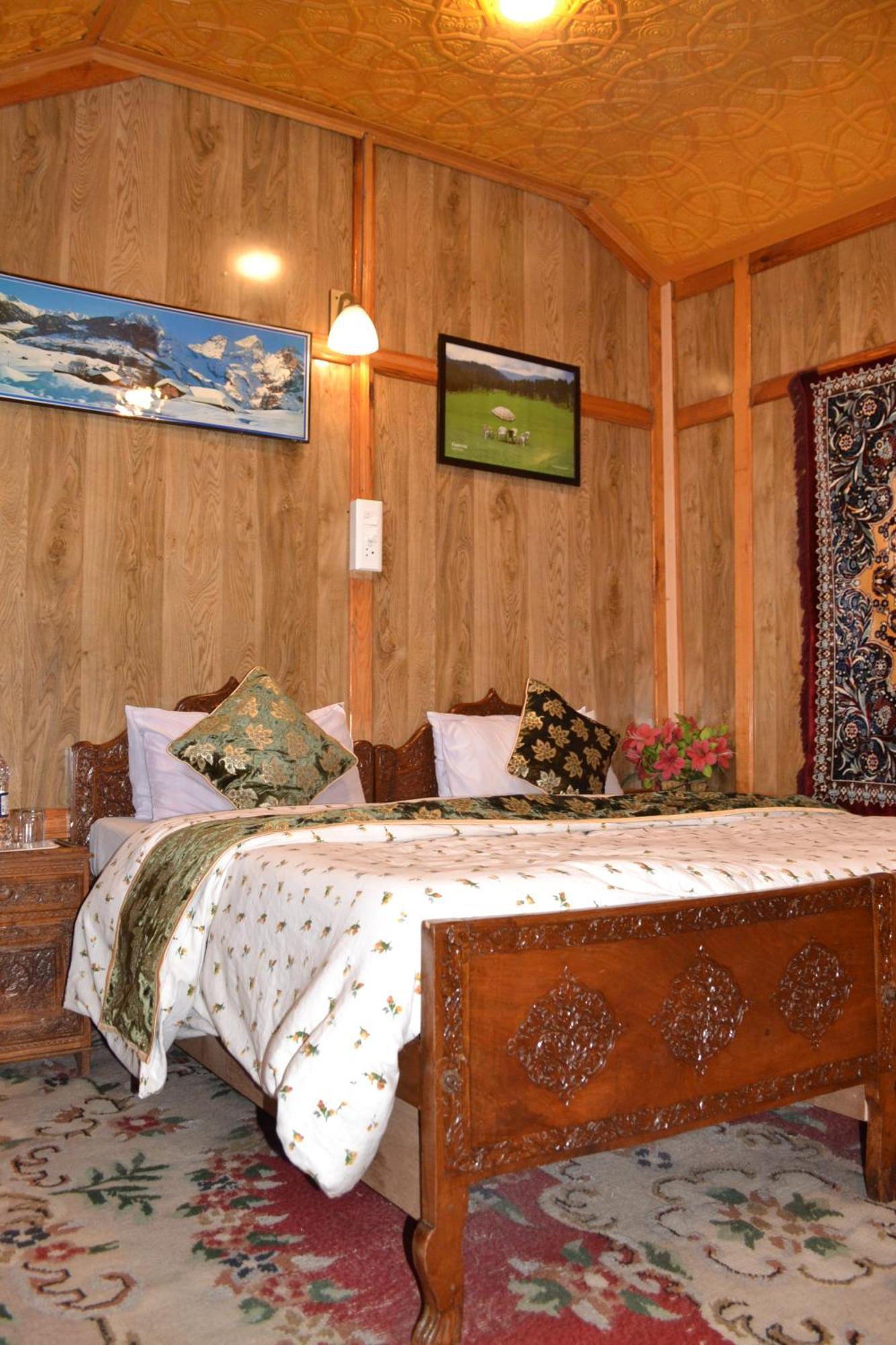 Botel New Lucky Flower Group Of House Boat Srinagar (Jammu and Kashmir)