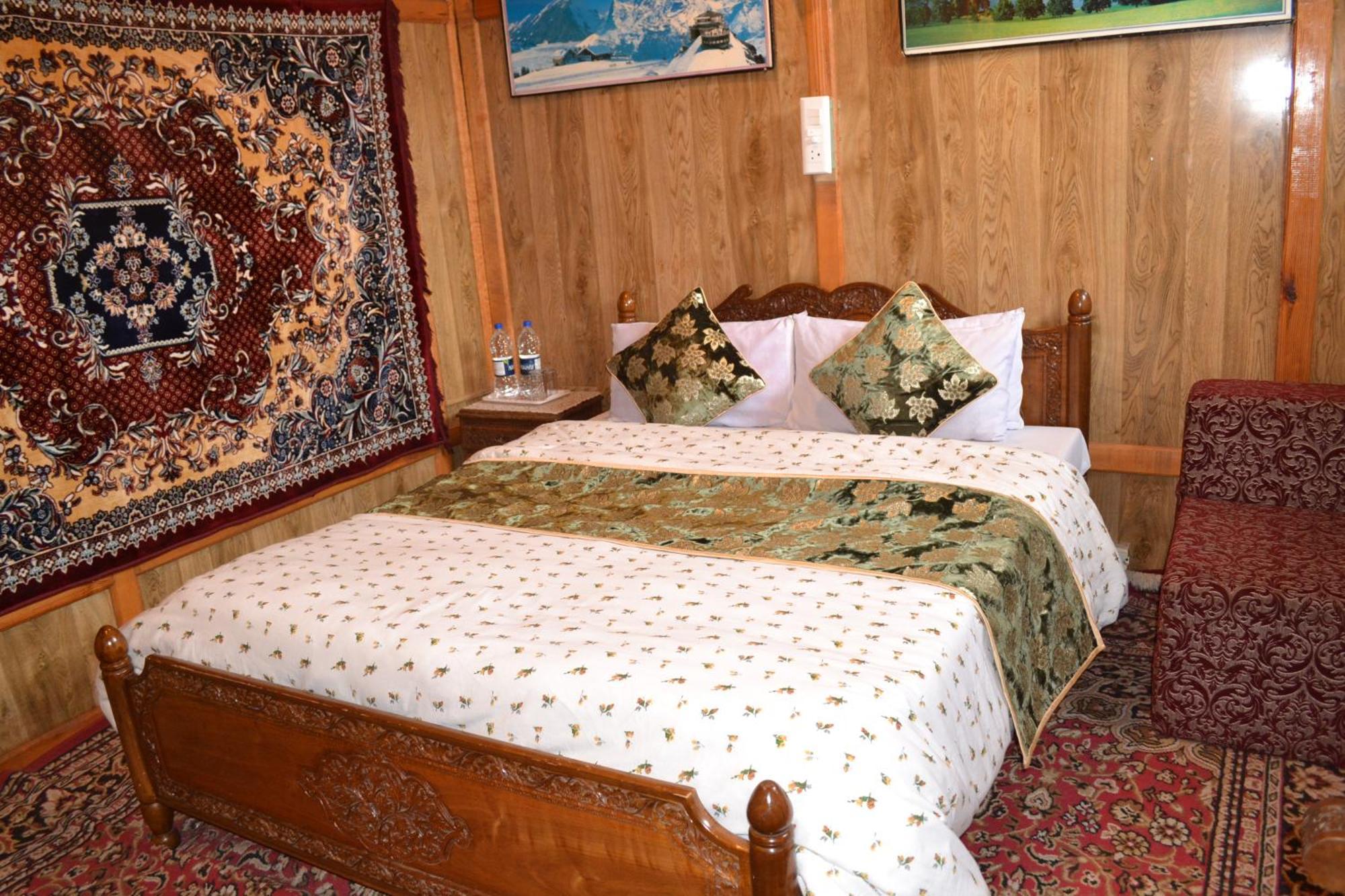 New Lucky Flower Group Of House Boat