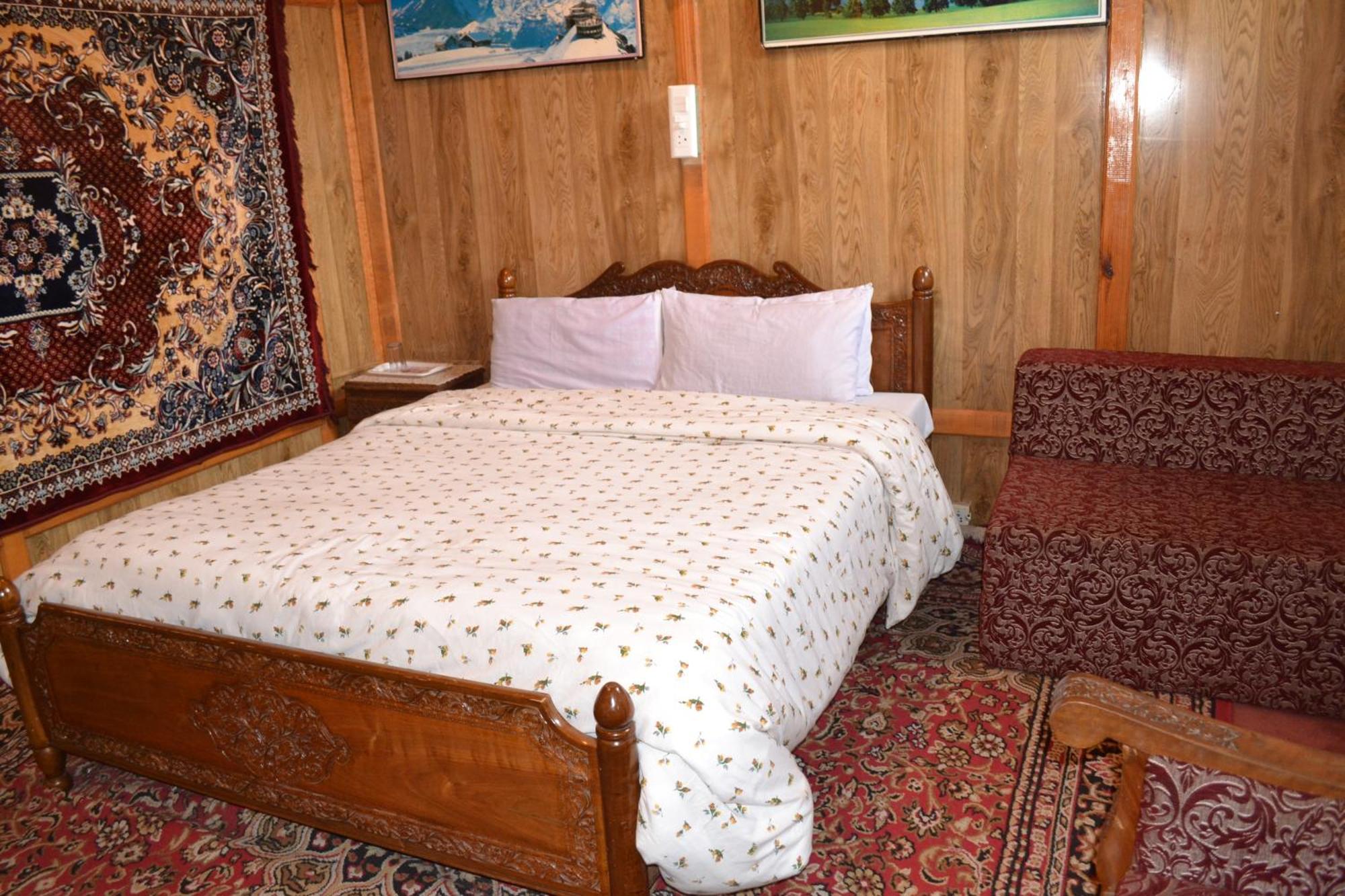 Botel New Lucky Flower Group Of House Boat Srinagar (Jammu and Kashmir)