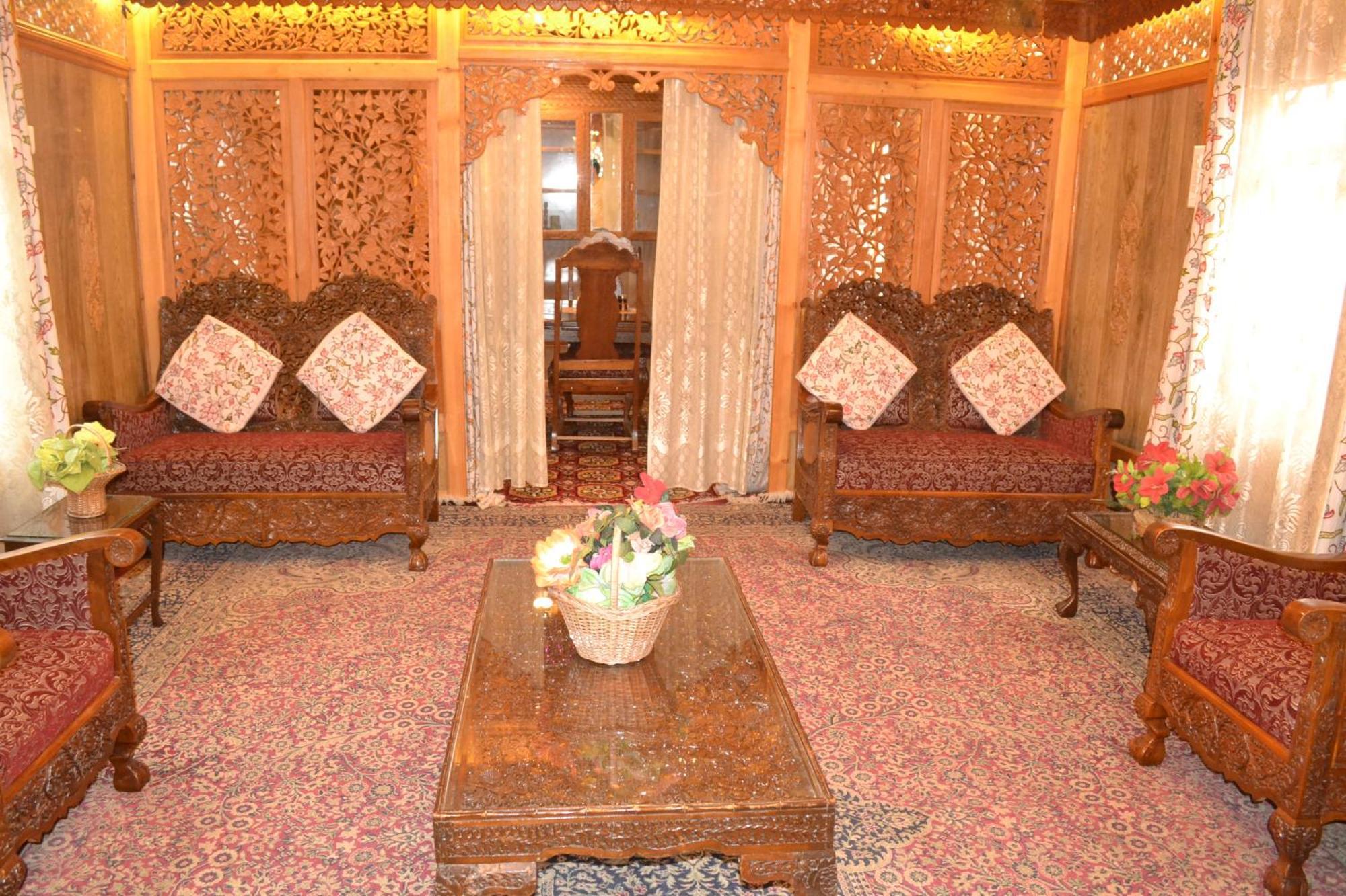 New Lucky Flower Group Of House Boat
