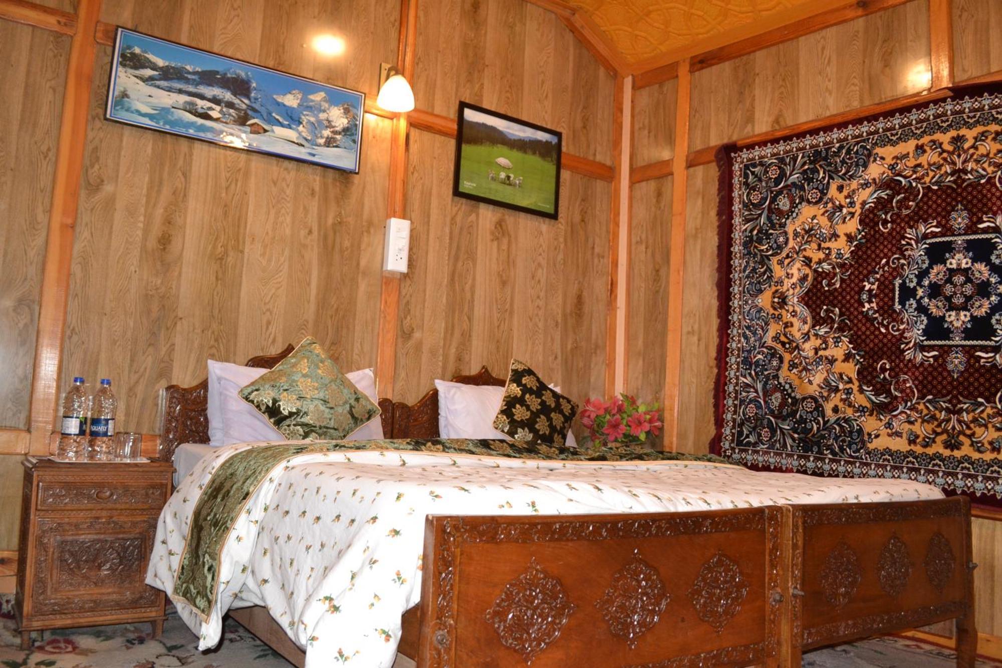 Botel New Lucky Flower Group Of House Boat