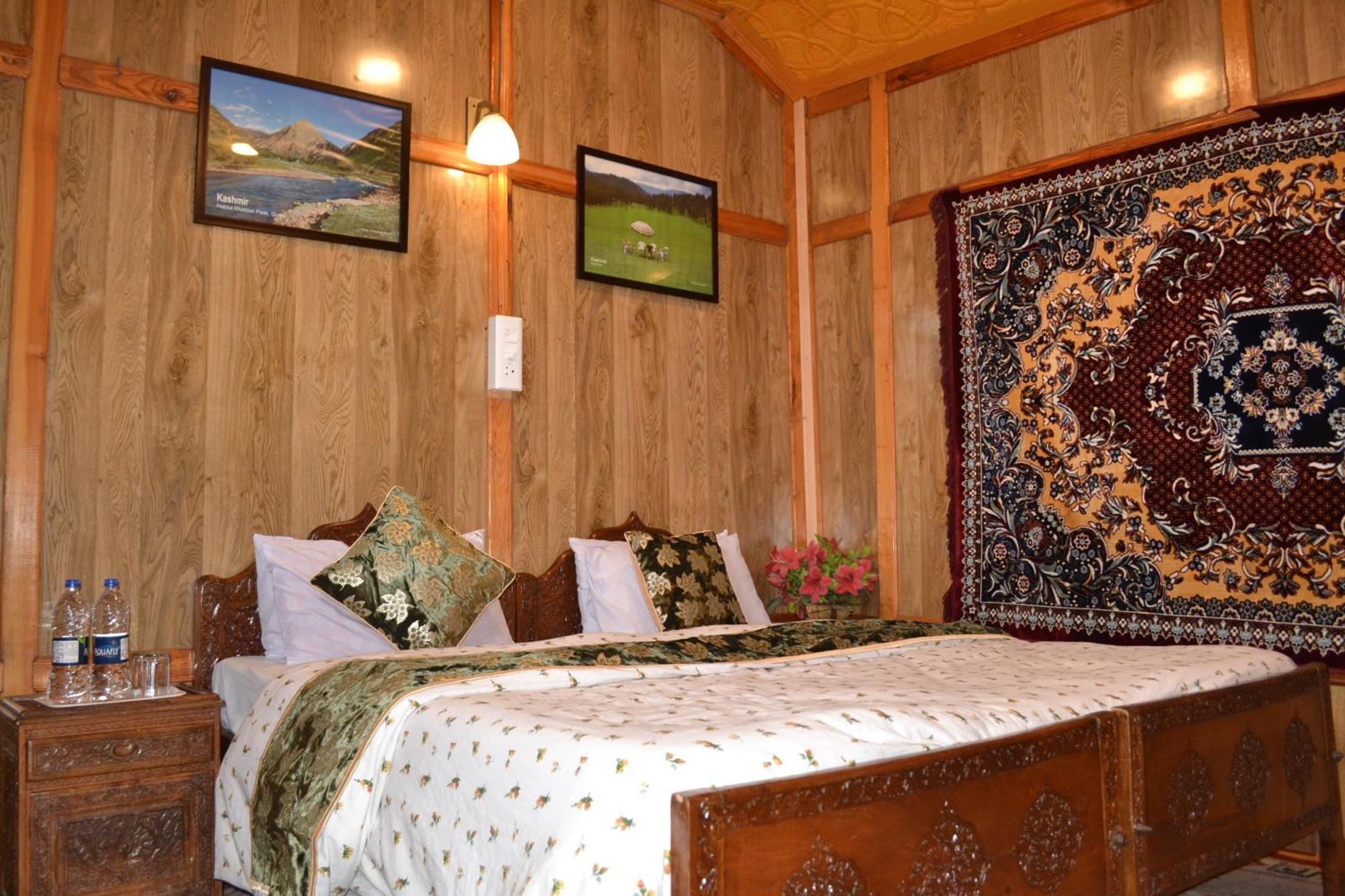Botel New Lucky Flower Group Of House Boat Srinagar (Jammu and Kashmir)