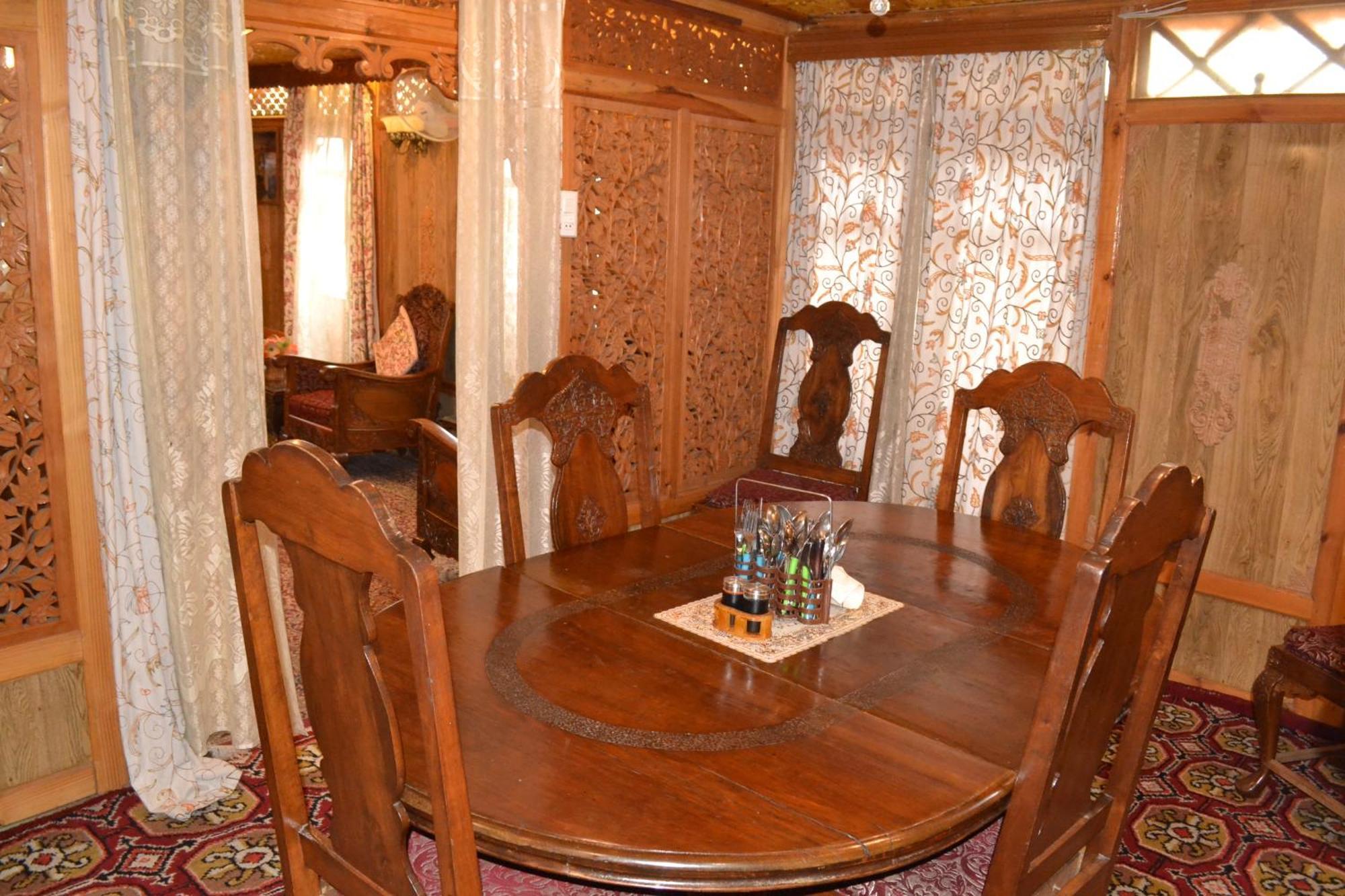 New Lucky Flower Group Of House Boat Srinagar (Jammu and Kashmir)