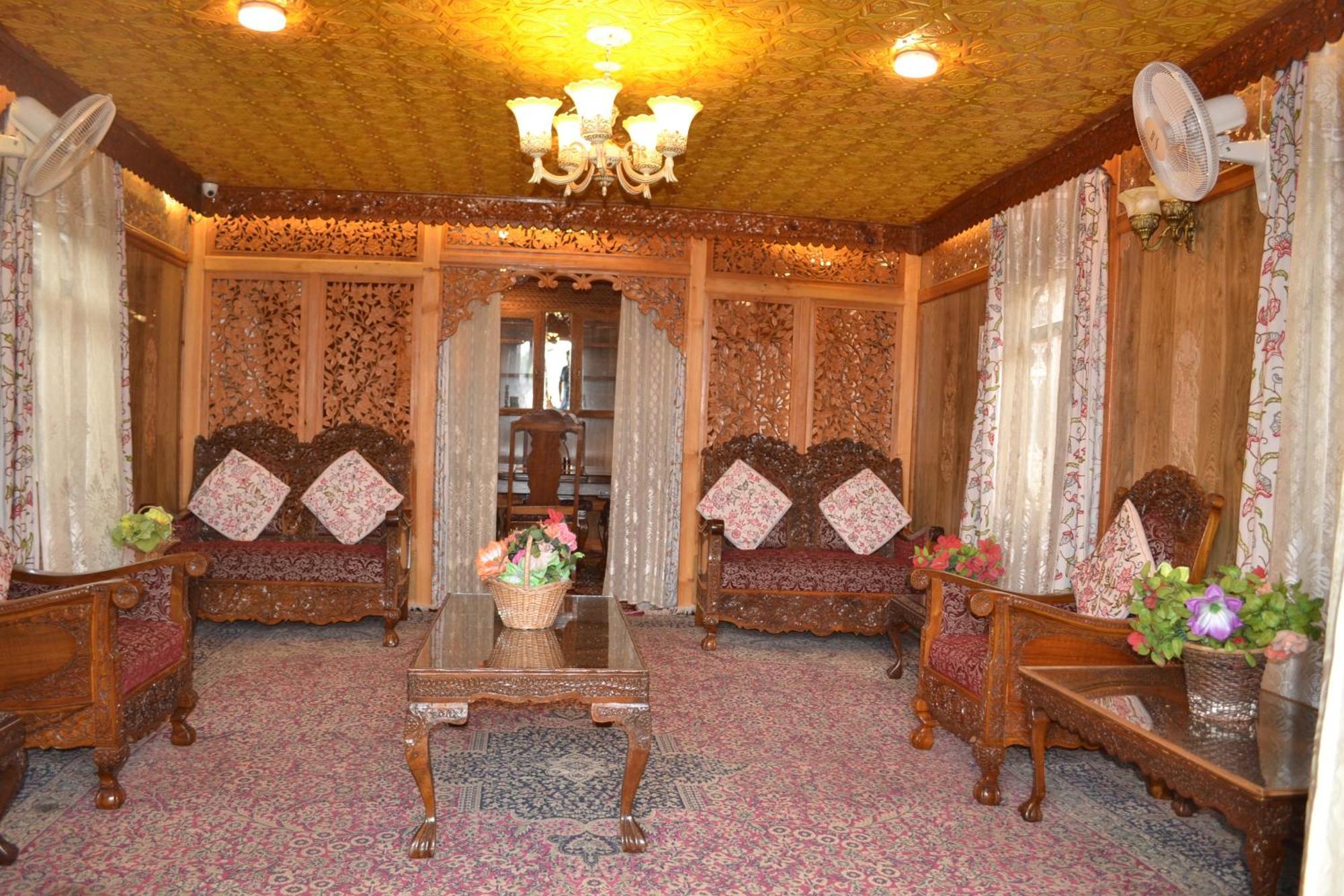 Botel New Lucky Flower Group Of House Boat 3*