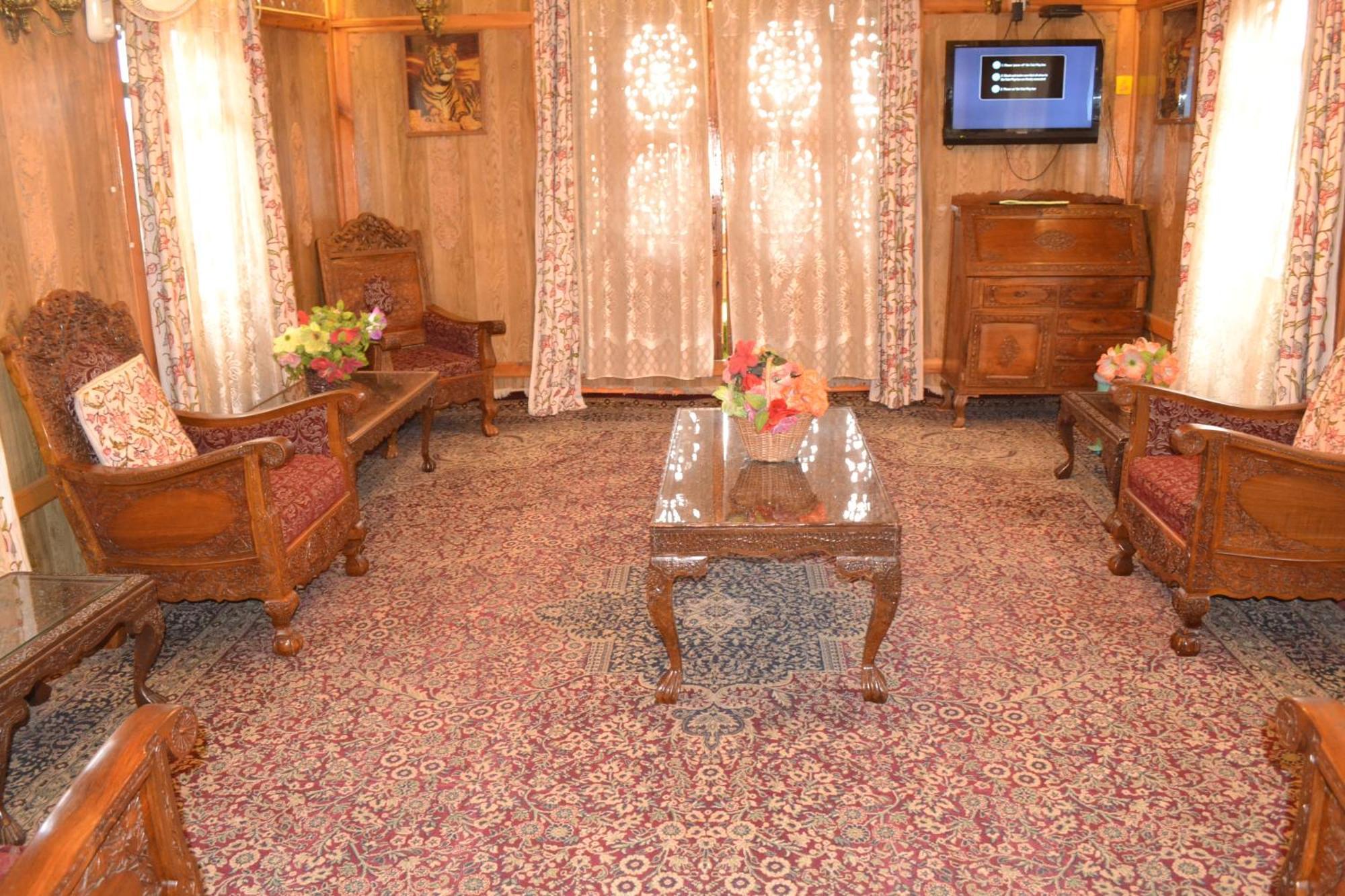 Botel New Lucky Flower Group Of House Boat Srinagar (Jammu and Kashmir)