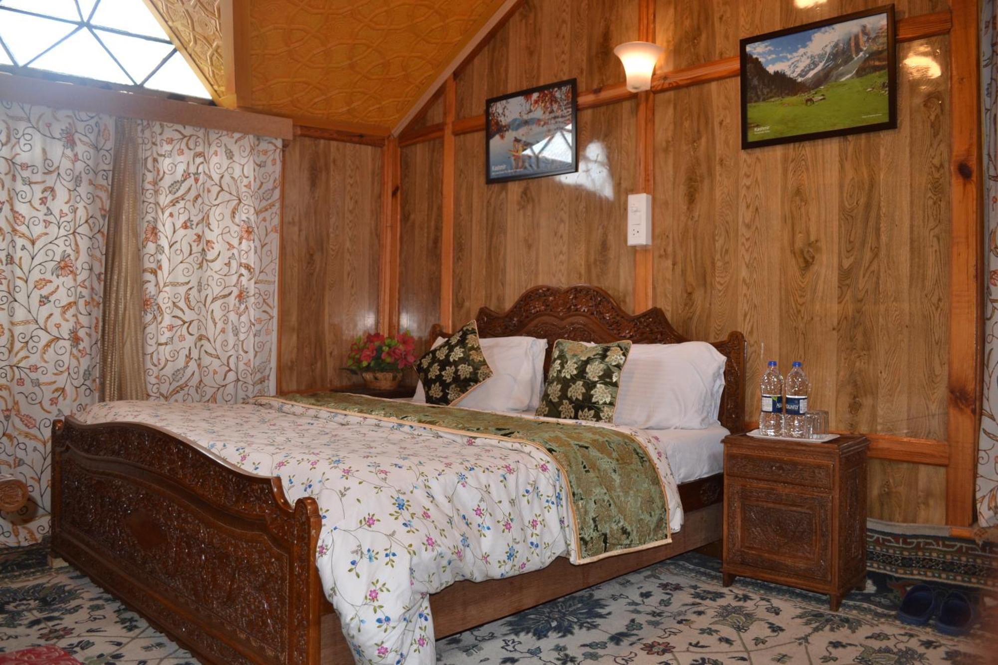 New Lucky Flower Group Of House Boat
