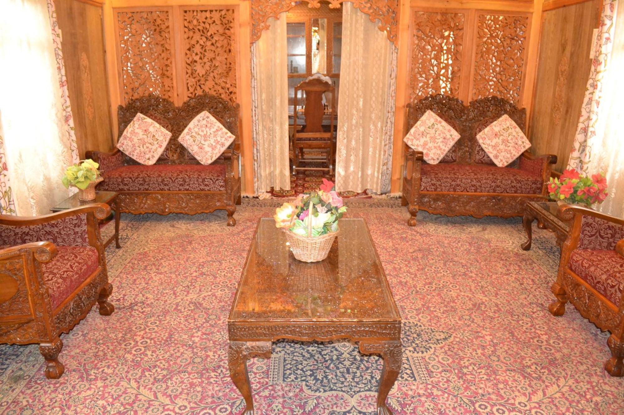 Botel New Lucky Flower Group Of House Boat