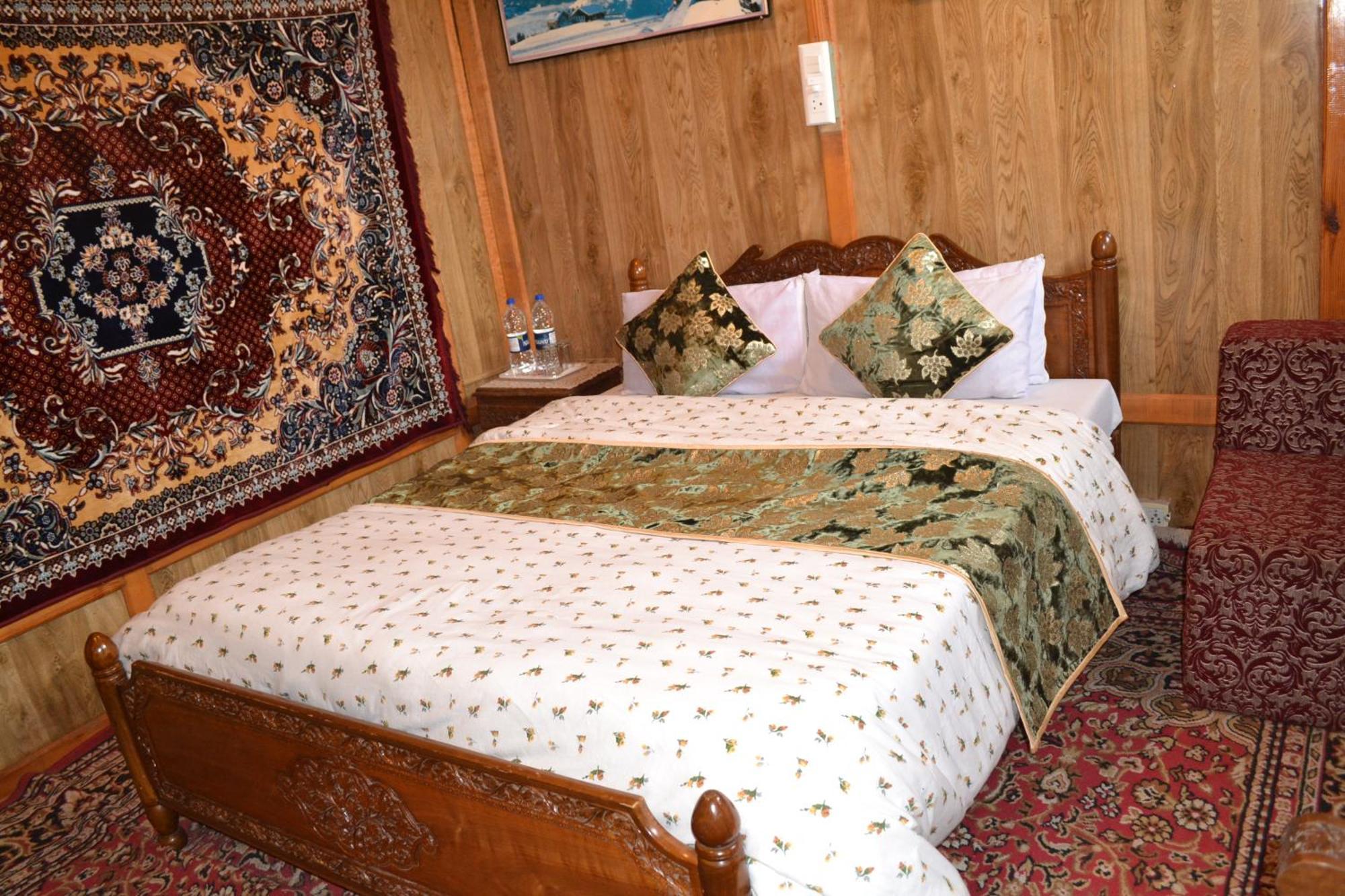 Botel New Lucky Flower Group Of House Boat 3*