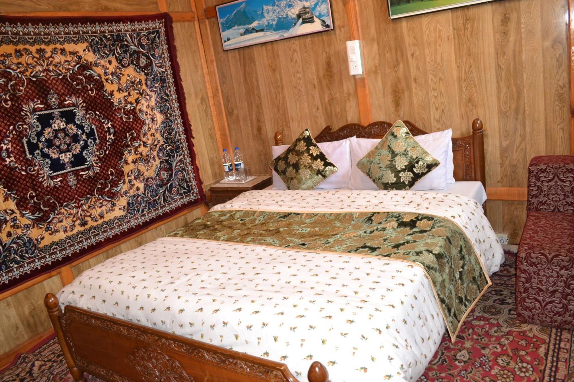 Botel New Lucky Flower Group Of House Boat Srinagar (Jammu and Kashmir)