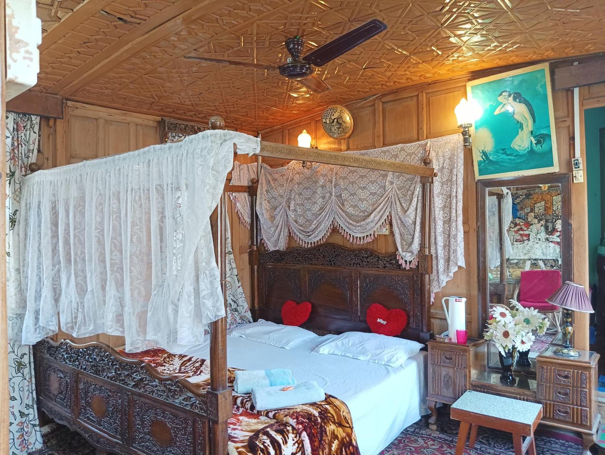 New Minar Group Of Houseboats