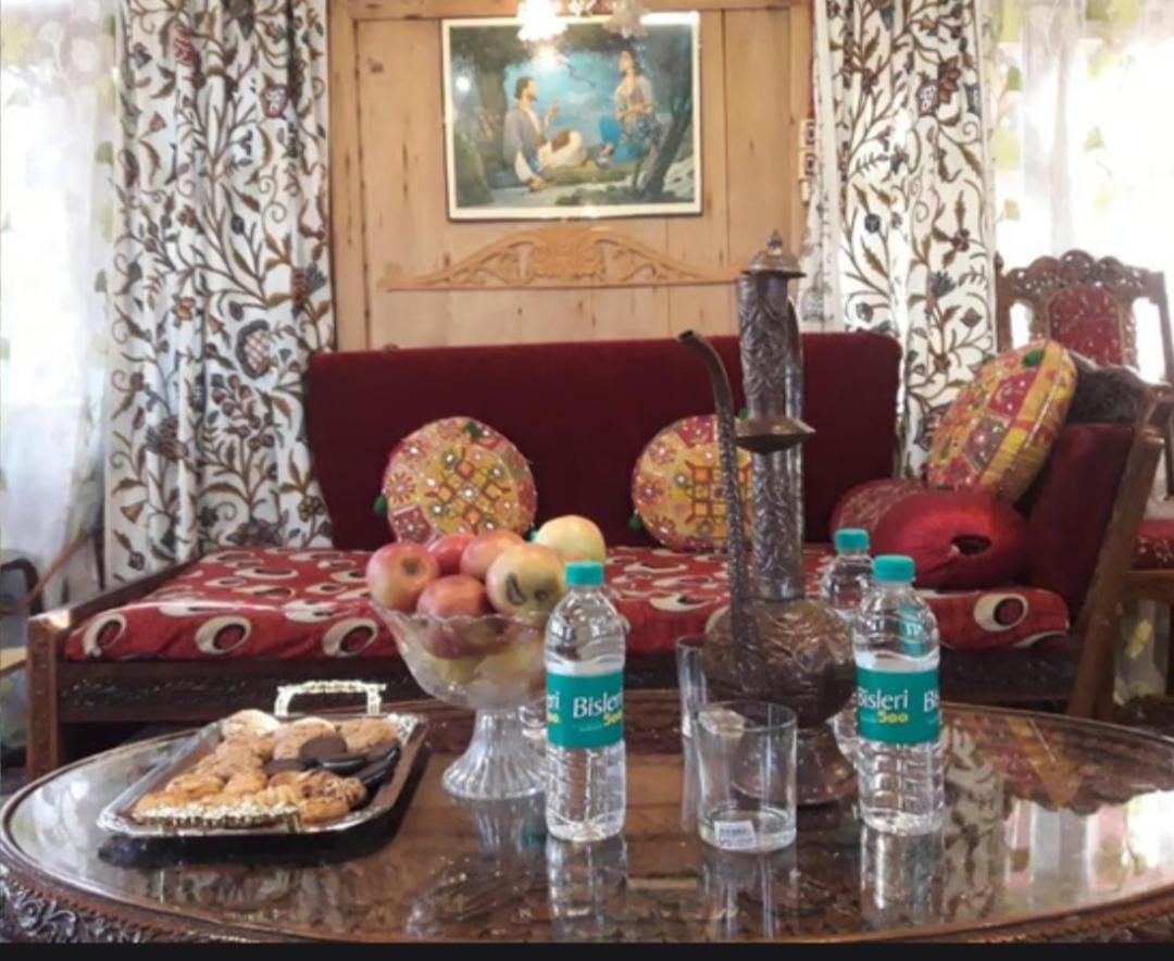 New Minar Group Of Houseboats