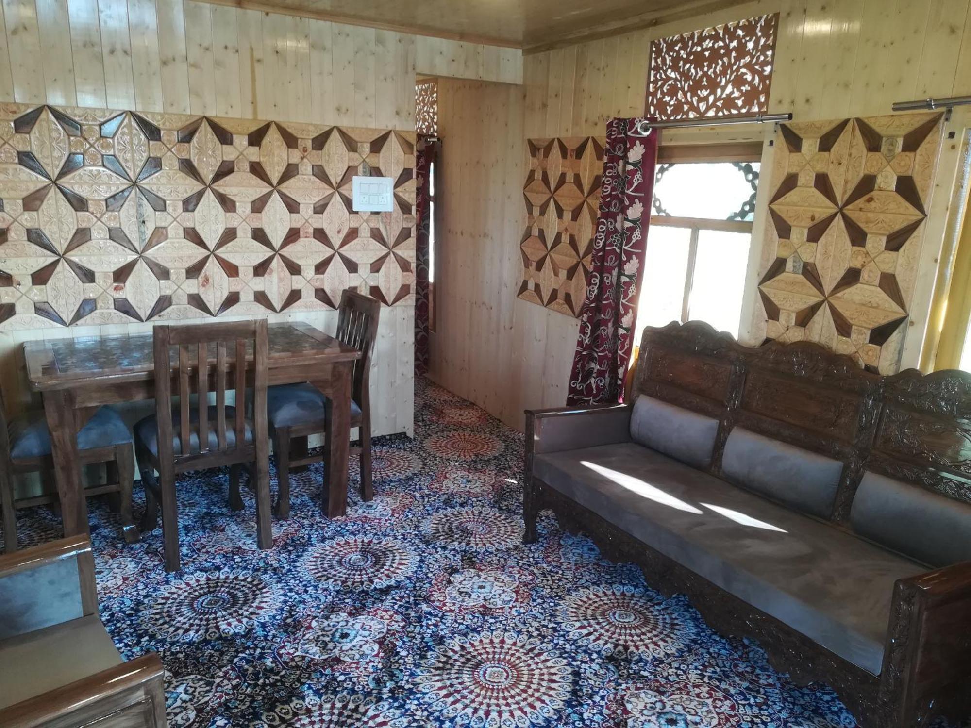 Guest house House Boat House Of Common Srinagar (Jammu and Kashmir)