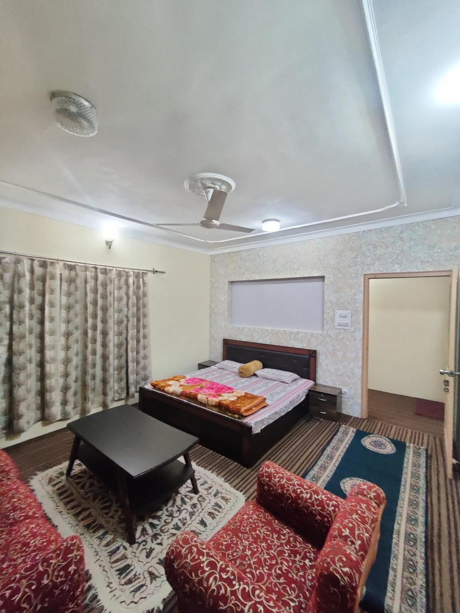 Holiday home Away From Cute 3 Bedroom House G Floor Srinagar (Jammu and Kashmir)