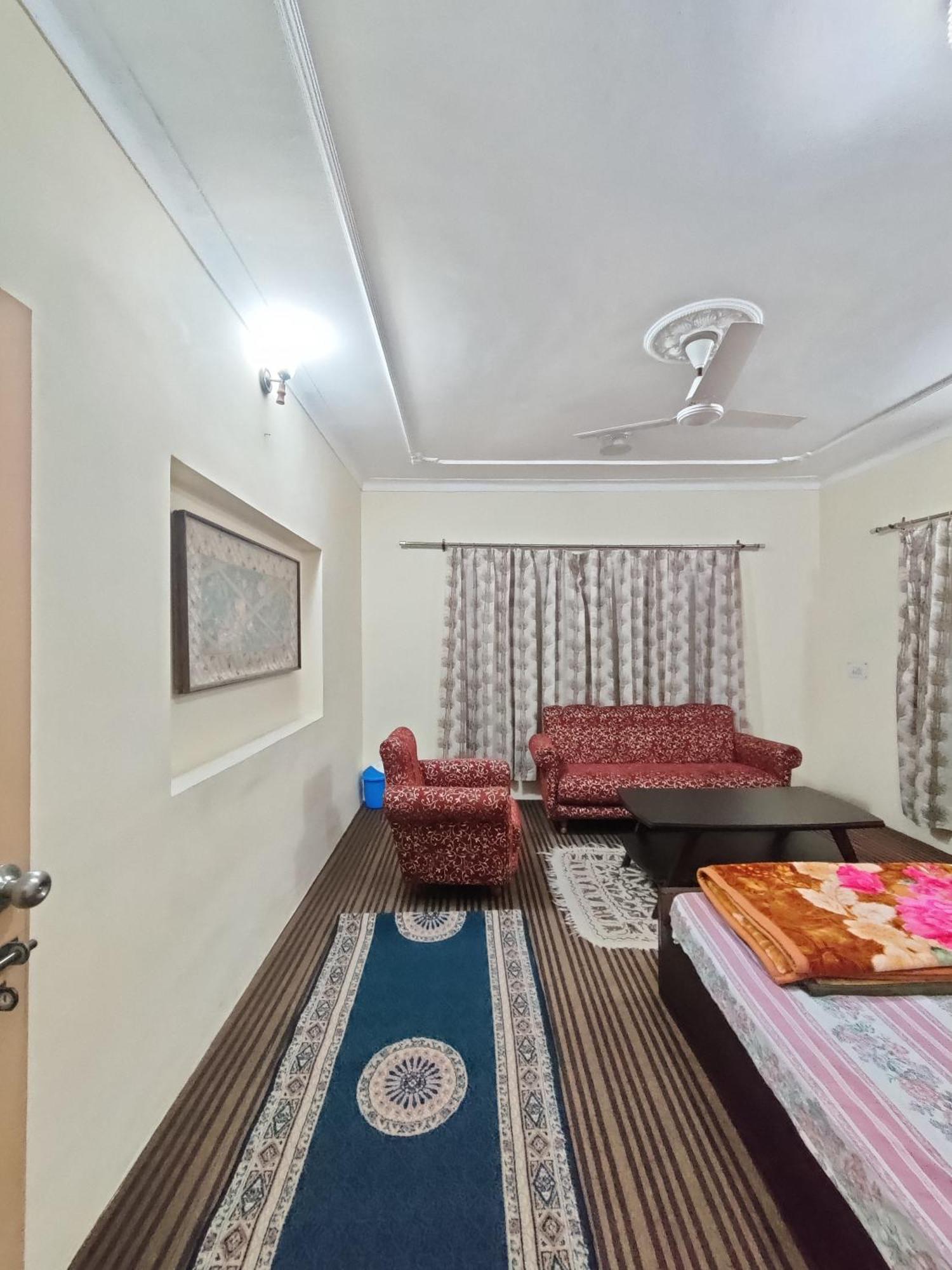 Holiday home Away From Cute 3 Bedroom House G Floor Srinagar (Jammu and Kashmir)