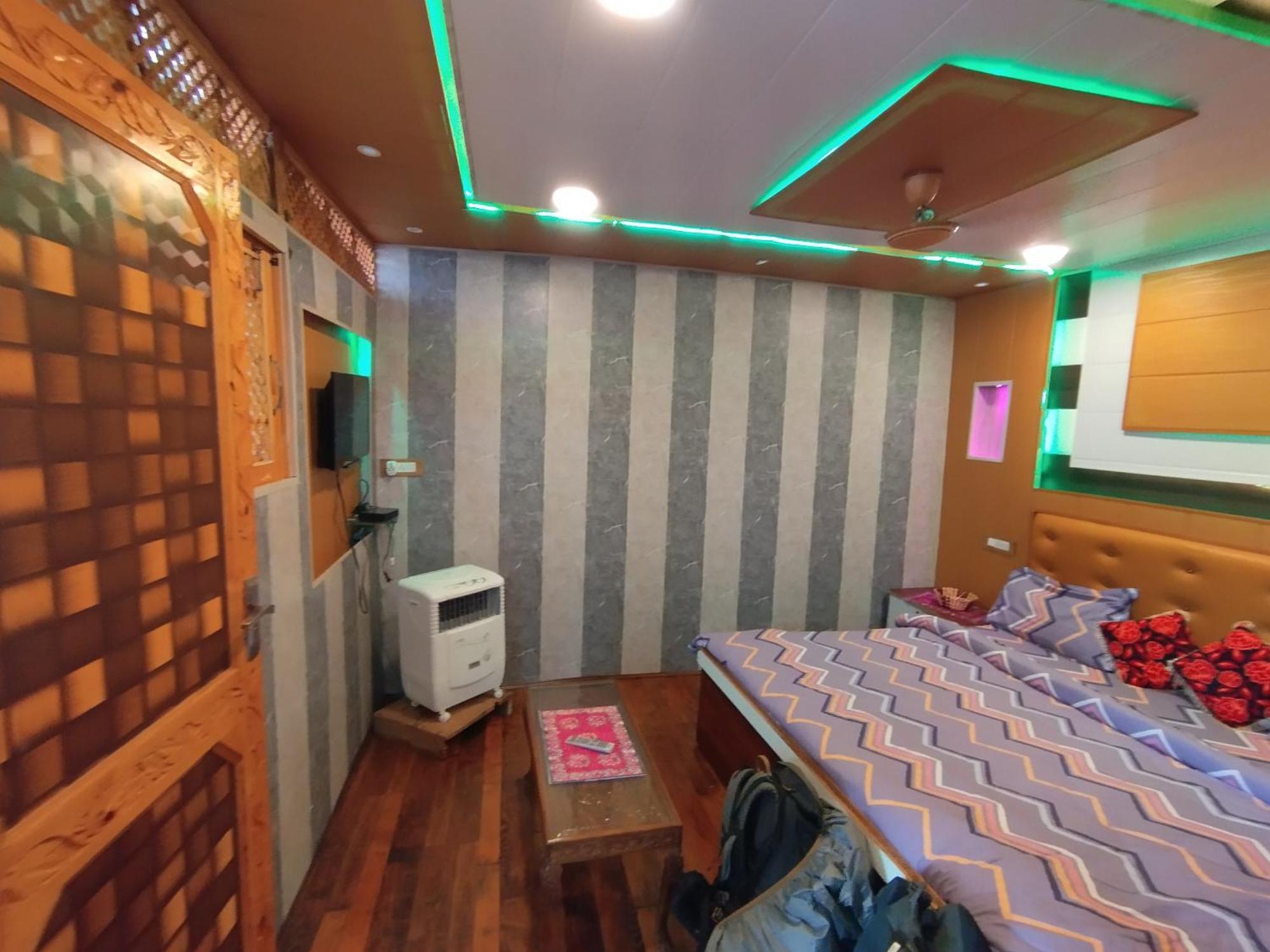 The Bombay Heritage Group Of House Boat Srinagar (Jammu and Kashmir)