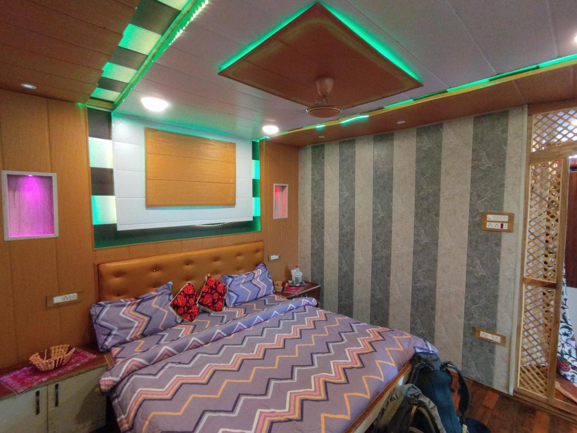Botel The Bombay Heritage Group Of House Boat Srinagar (Jammu and Kashmir)