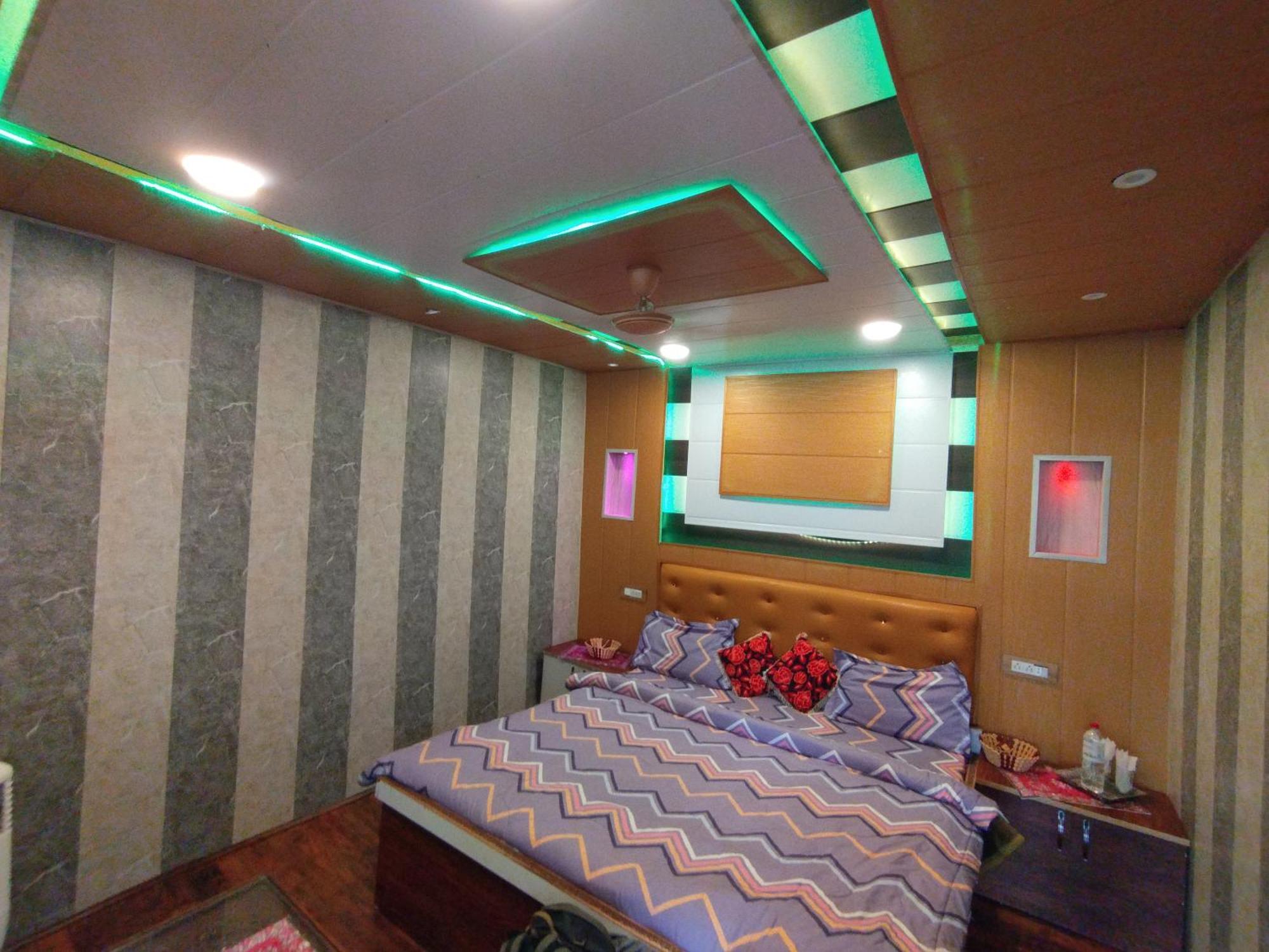Botel The Bombay Heritage Group Of House Boat Srinagar (Jammu and Kashmir)