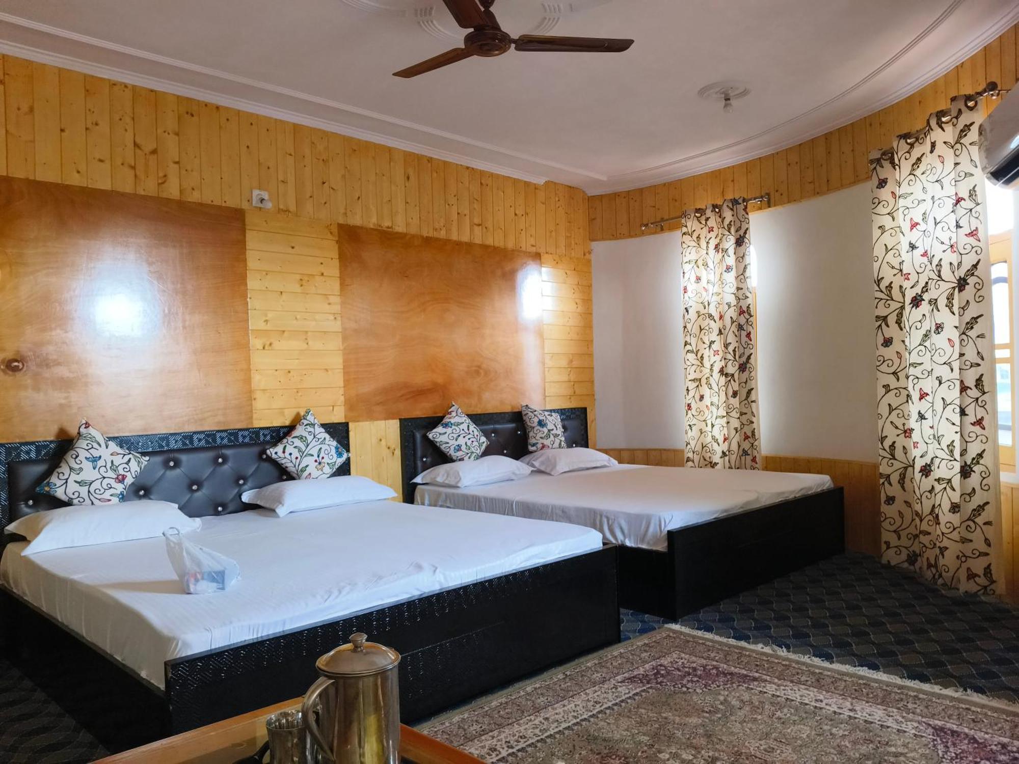 Guest house Bashaw Residency, Rated Family Near Airport *