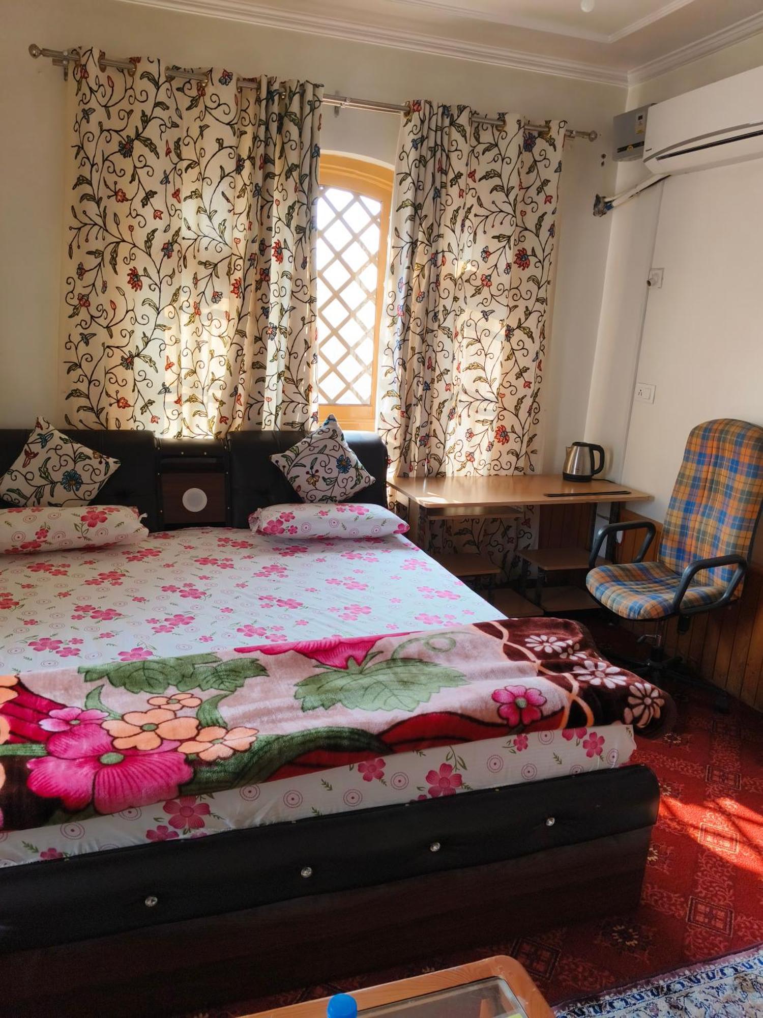 Guest house Bashaw Residency, Rated Family Near Airport