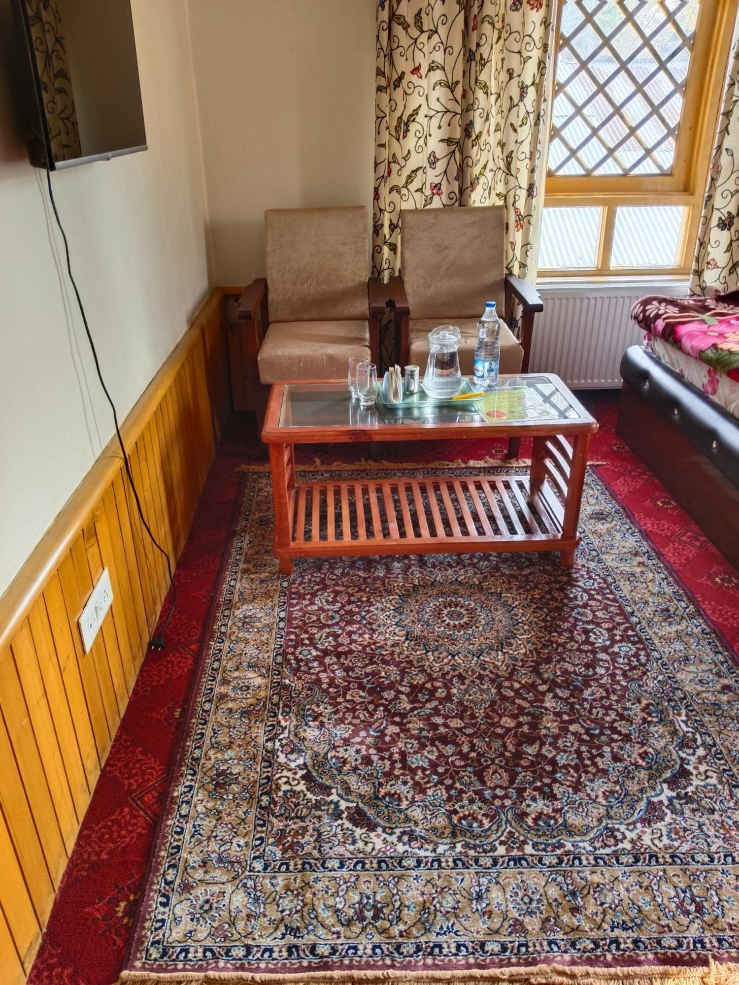 Bashaw Residency, Rated Family Near Airport *