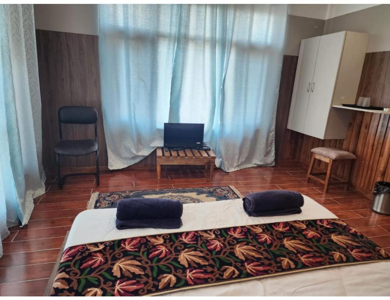 Palla's & Suites-resorts, Homestay Srinagar (Jammu and Kashmir)