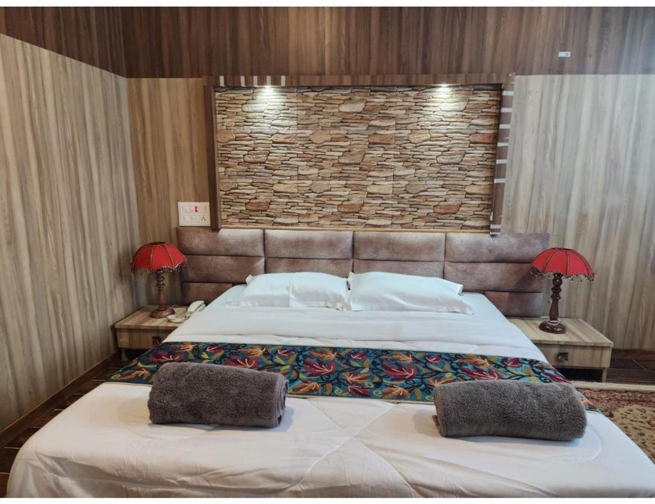 Palla's & Suites-resorts, Srinagar (Jammu and Kashmir)
