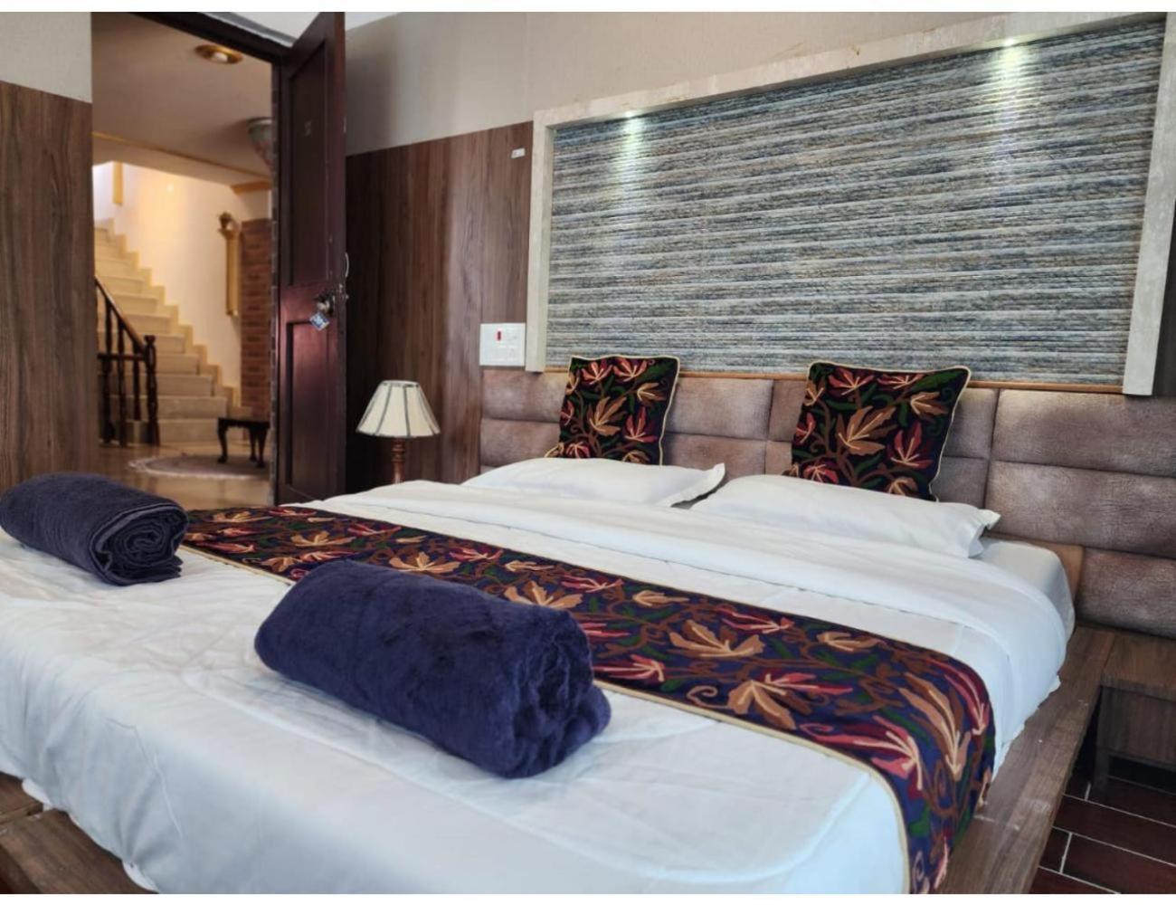 Palla's & Suites-resorts,