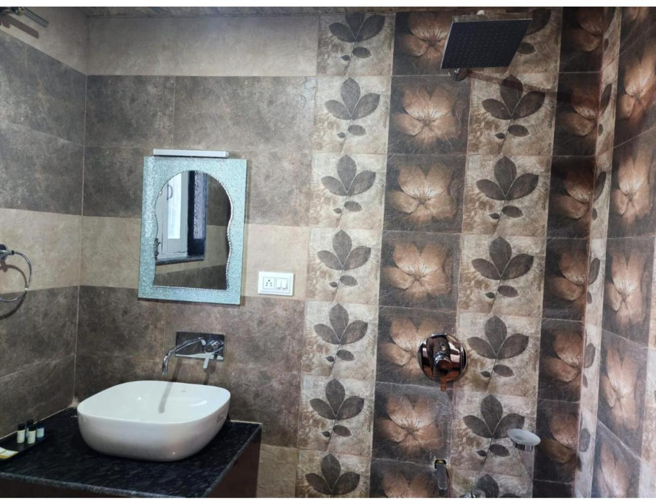 Palla's & Suites-resorts, Homestay *
