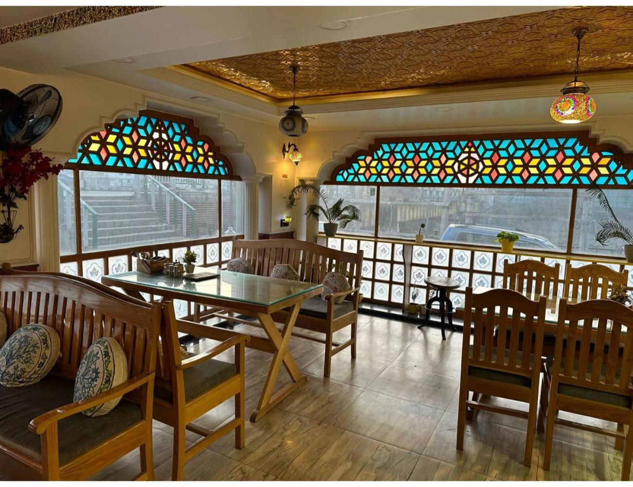 Budshah Residency, * Srinagar (Jammu and Kashmir)