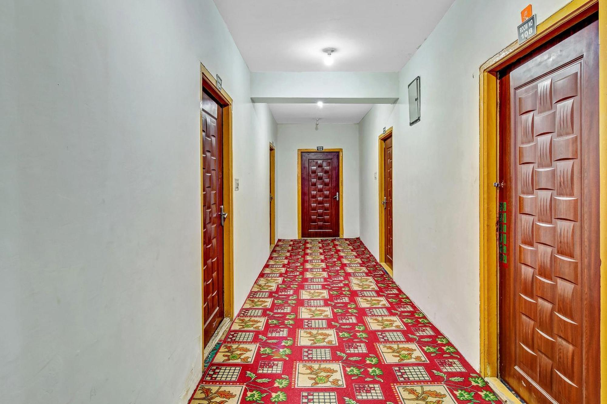 Hotel Oyo Flagship 85949 Ground Plaza Srinagar (Jammu and Kashmir)